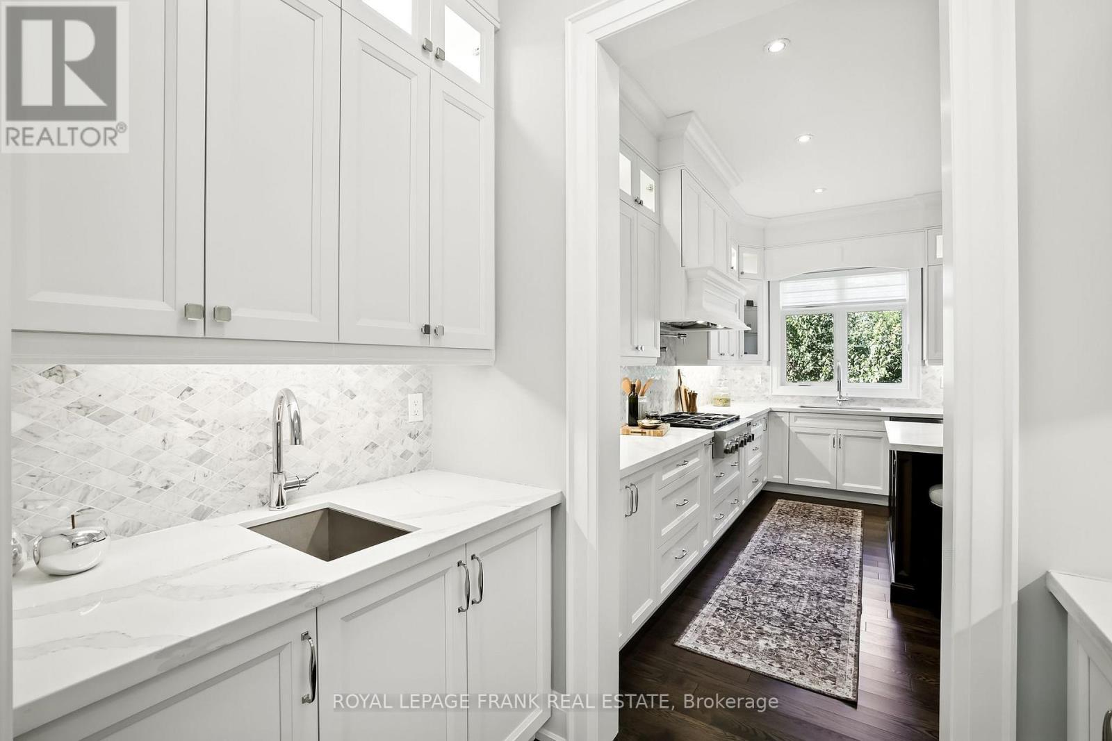 












52 WOOTTEN WAY N

,
Markham (Markham Village),




Ontario
L3P2Y4

