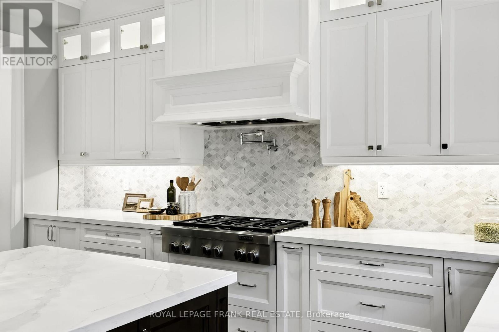 












52 WOOTTEN WAY N

,
Markham (Markham Village),




Ontario
L3P2Y4

