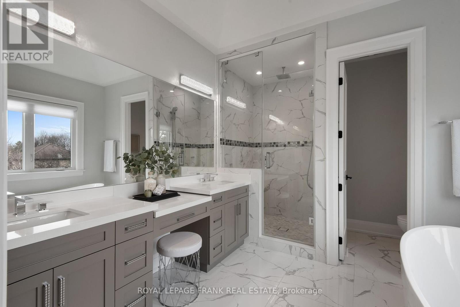 












52 WOOTTEN WAY N

,
Markham (Markham Village),




Ontario
L3P2Y4

