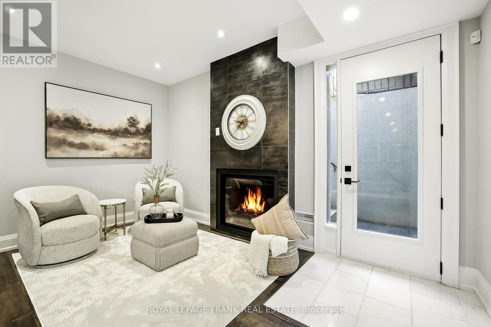 












52 WOOTTEN WAY N

,
Markham (Markham Village),




Ontario
L3P2Y4

