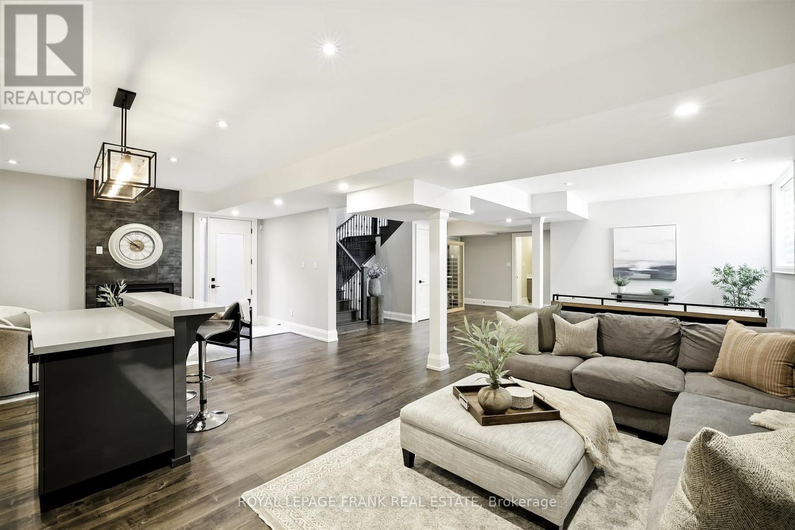 












52 WOOTTEN WAY N

,
Markham (Markham Village),




Ontario
L3P2Y4

