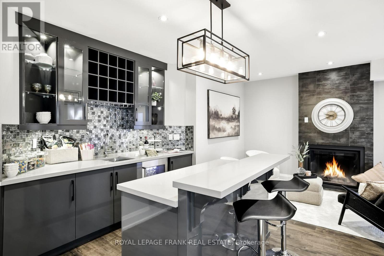 












52 WOOTTEN WAY N

,
Markham (Markham Village),




Ontario
L3P2Y4

