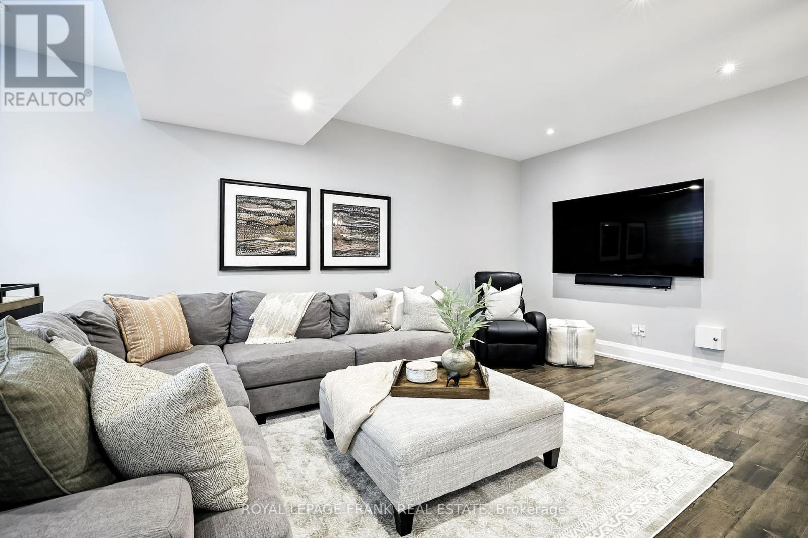 












52 WOOTTEN WAY N

,
Markham (Markham Village),




Ontario
L3P2Y4

