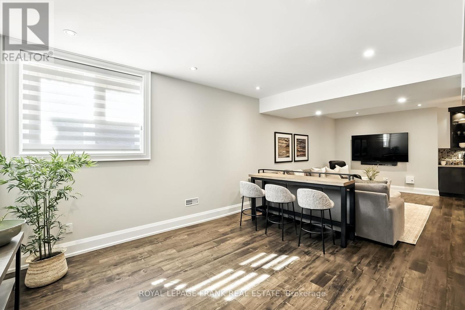 












52 WOOTTEN WAY N

,
Markham (Markham Village),




Ontario
L3P2Y4

