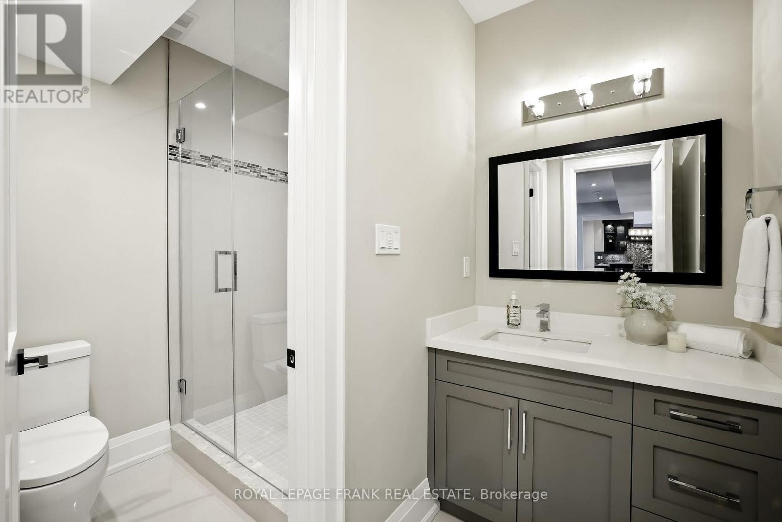 












52 WOOTTEN WAY N

,
Markham (Markham Village),




Ontario
L3P2Y4


