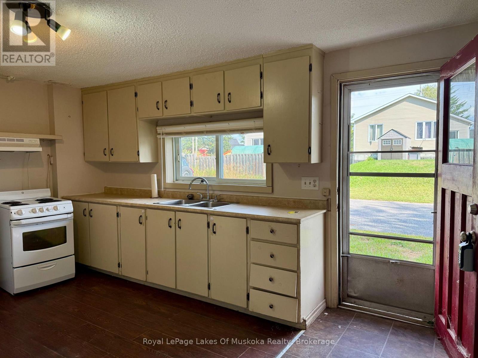 












16 BARBARA STREET

,
Perry (Novar),




Ontario
P0A1R0

