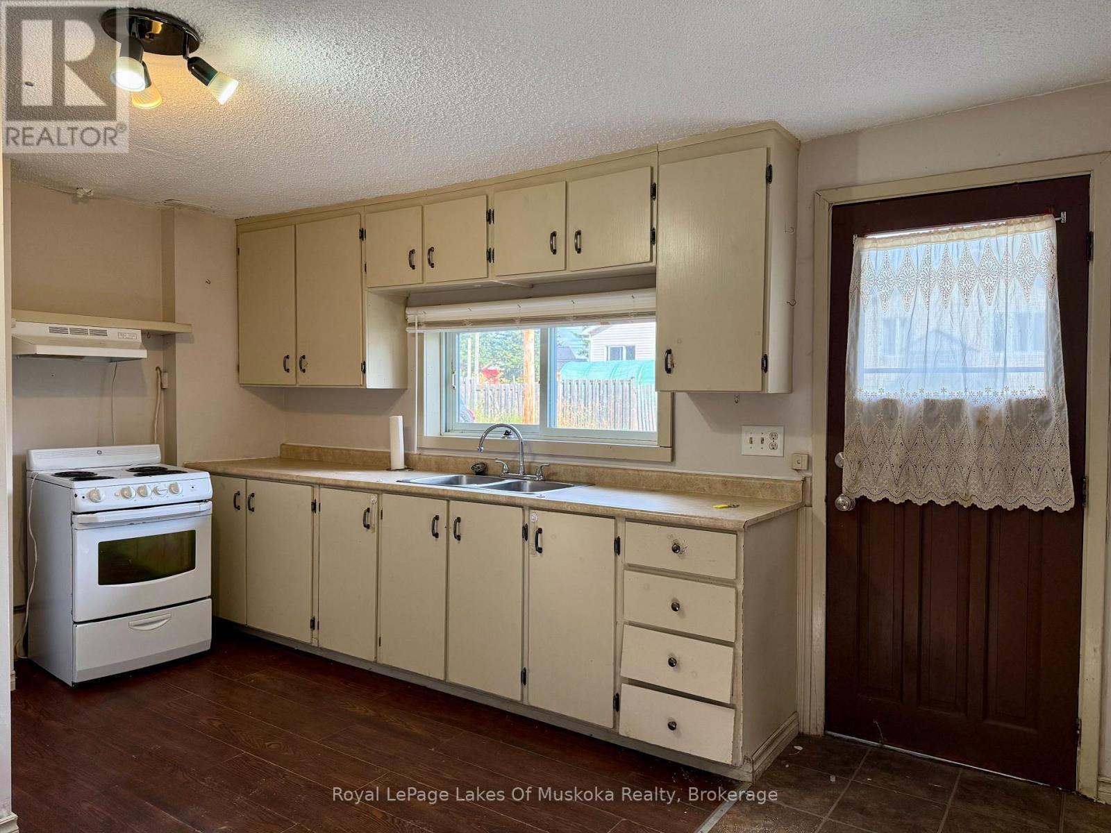 












16 BARBARA STREET

,
Perry (Novar),




Ontario
P0A1R0

