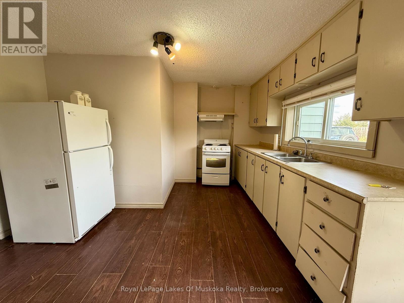 












16 BARBARA STREET

,
Perry (Novar),




Ontario
P0A1R0

