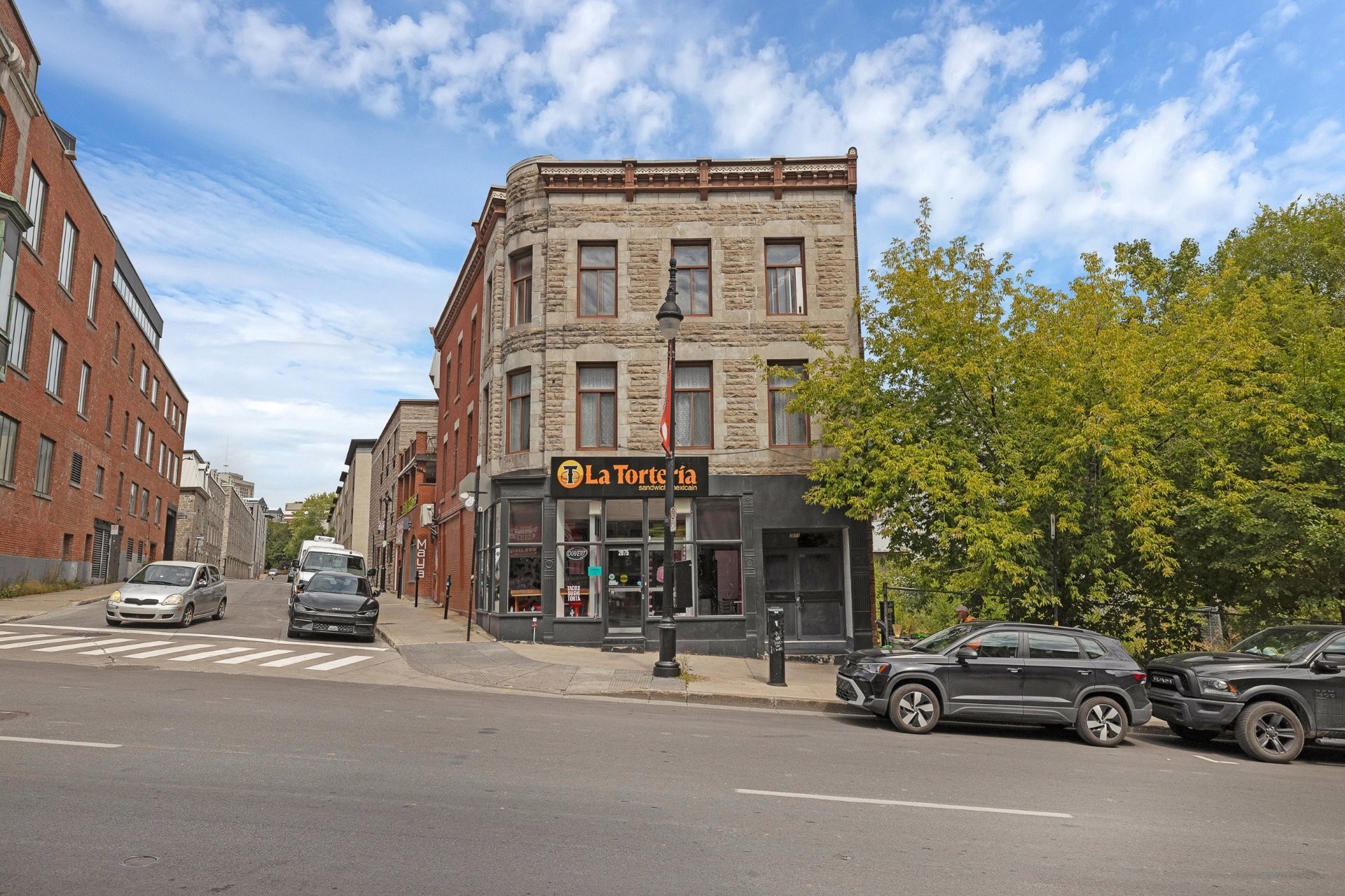 









2071

 - 2075


Boul. St-Laurent

,
Montréal (Ville-Marie),




QC
H2X2T3

