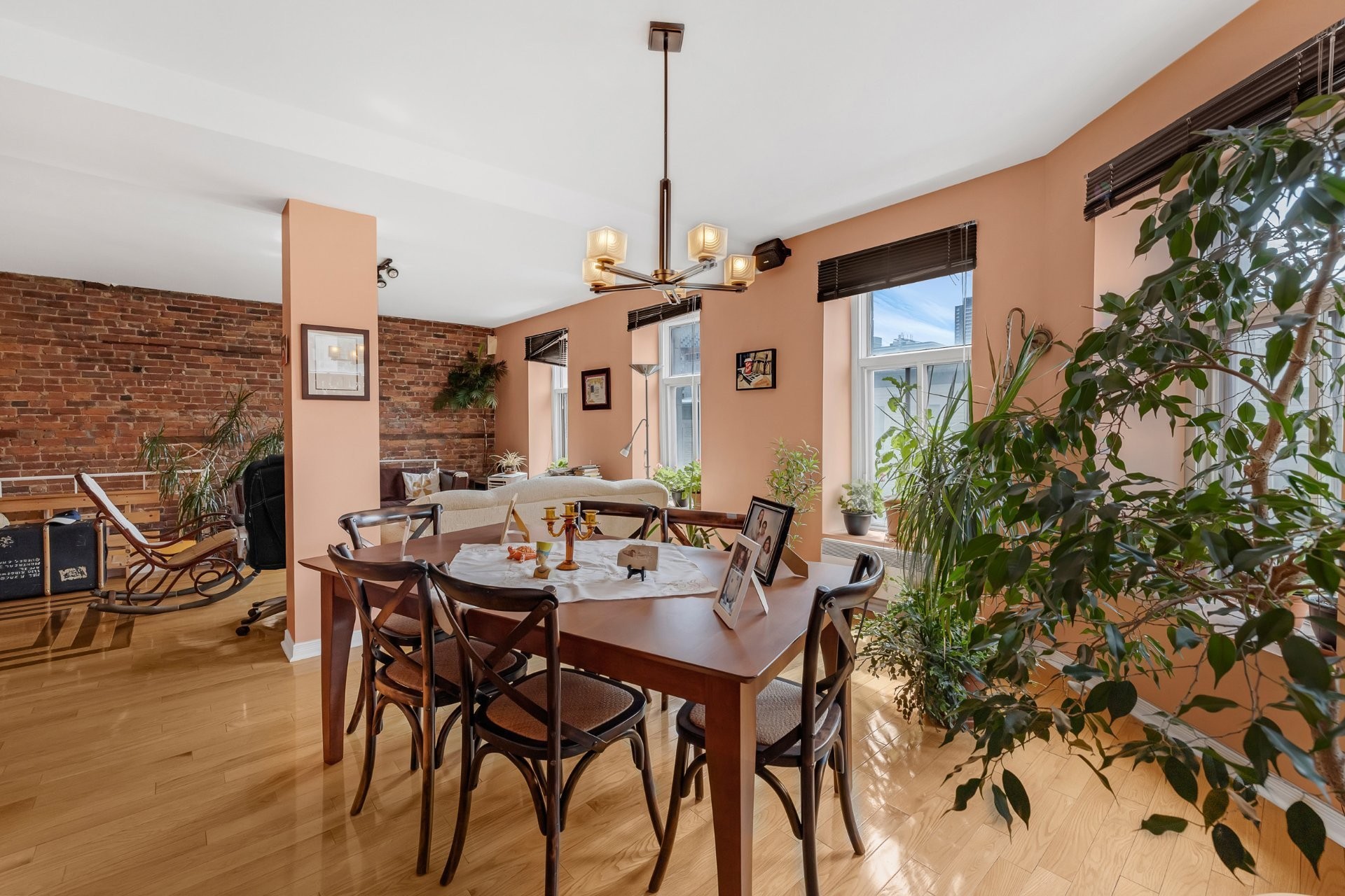 









2071

 - 2075


Boul. St-Laurent

,
Montréal (Ville-Marie),




QC
H2X2T3

