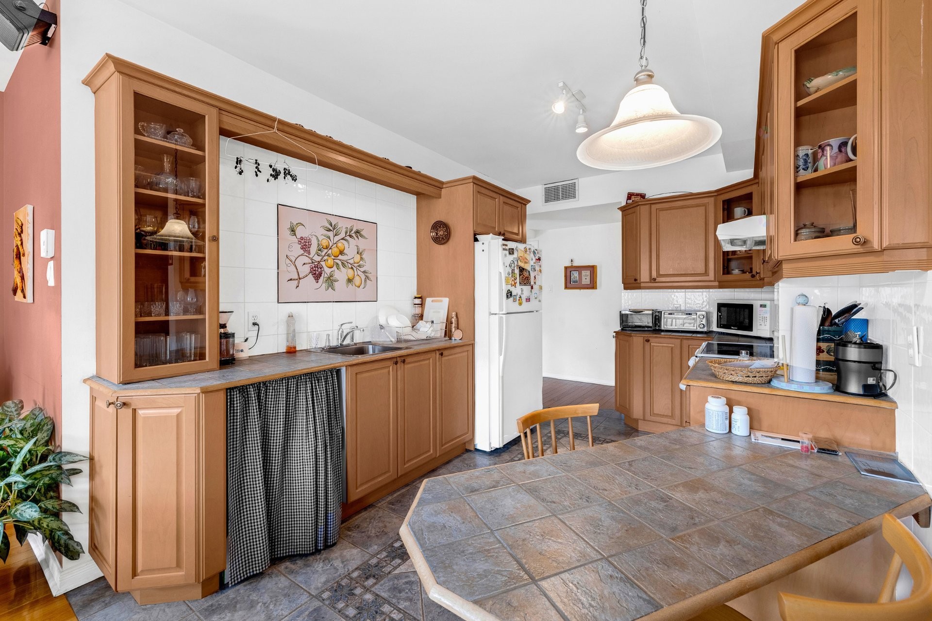 









2071

 - 2075


Boul. St-Laurent

,
Montréal (Ville-Marie),




QC
H2X2T3

