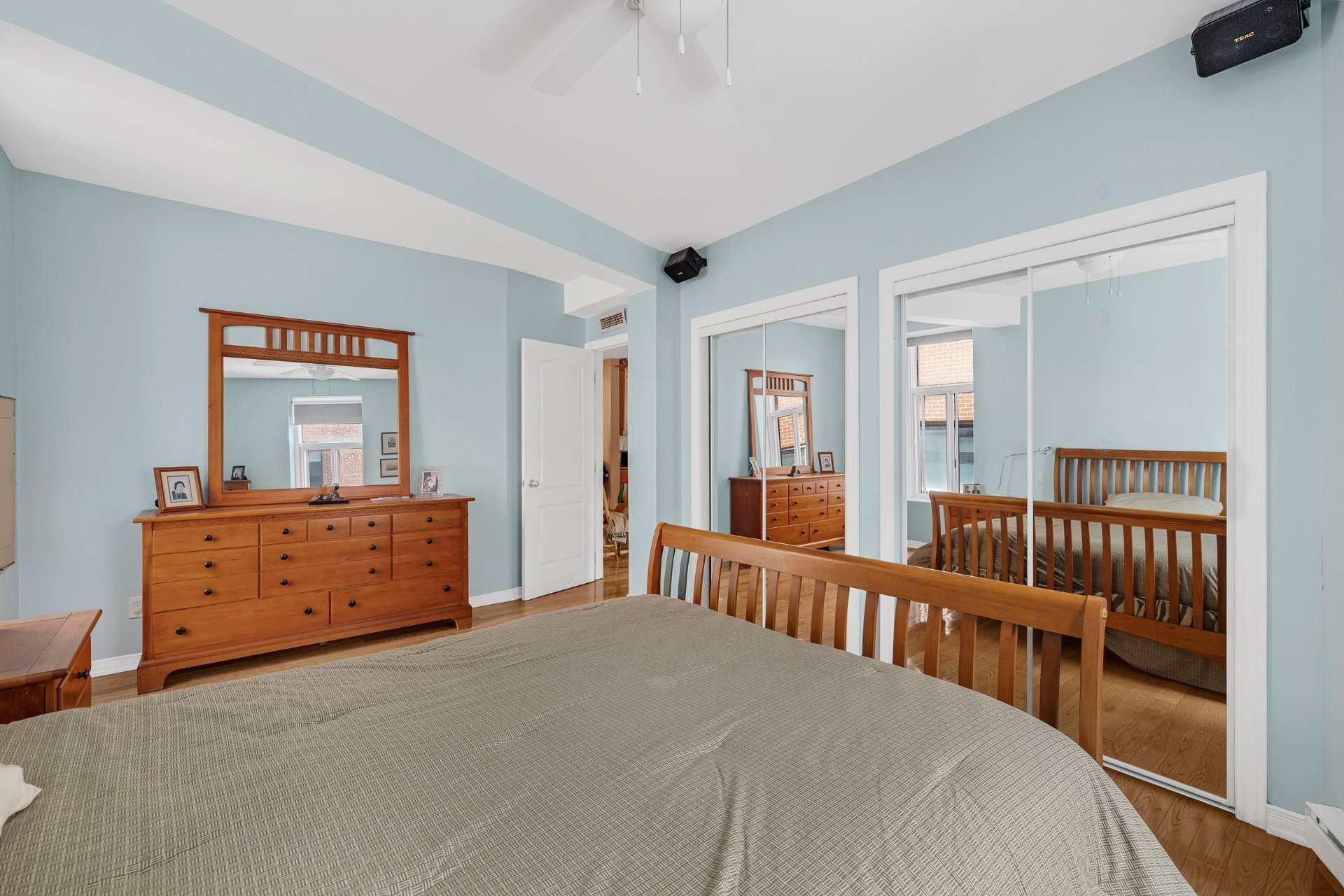 









2071

 - 2075


Boul. St-Laurent

,
Montréal (Ville-Marie),




QC
H2X2T3

