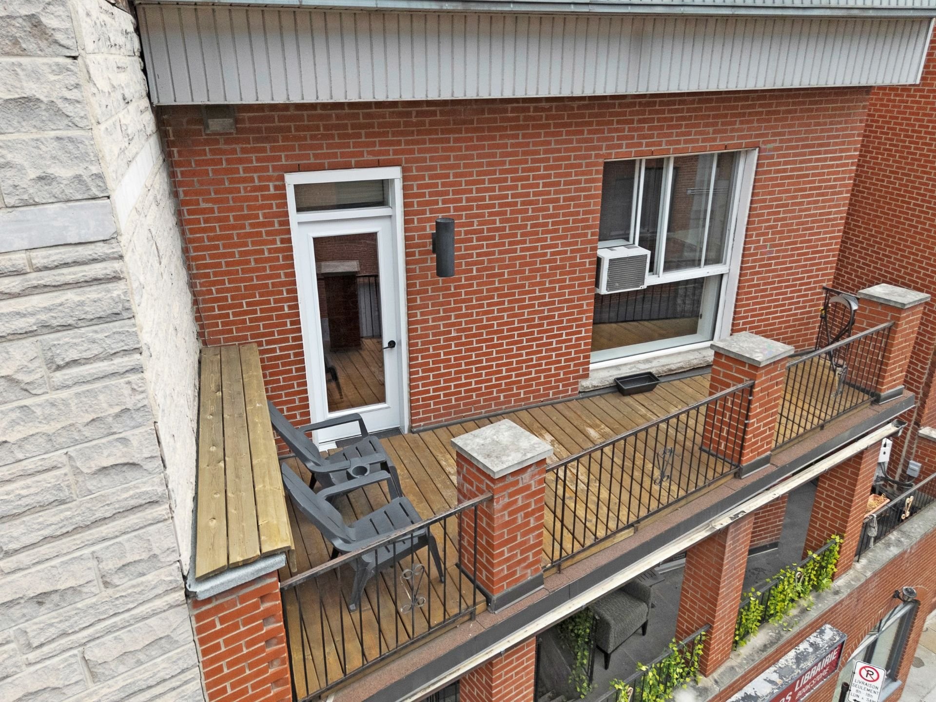 









2071

 - 2075


Boul. St-Laurent

,
Montréal (Ville-Marie),




QC
H2X2T3

