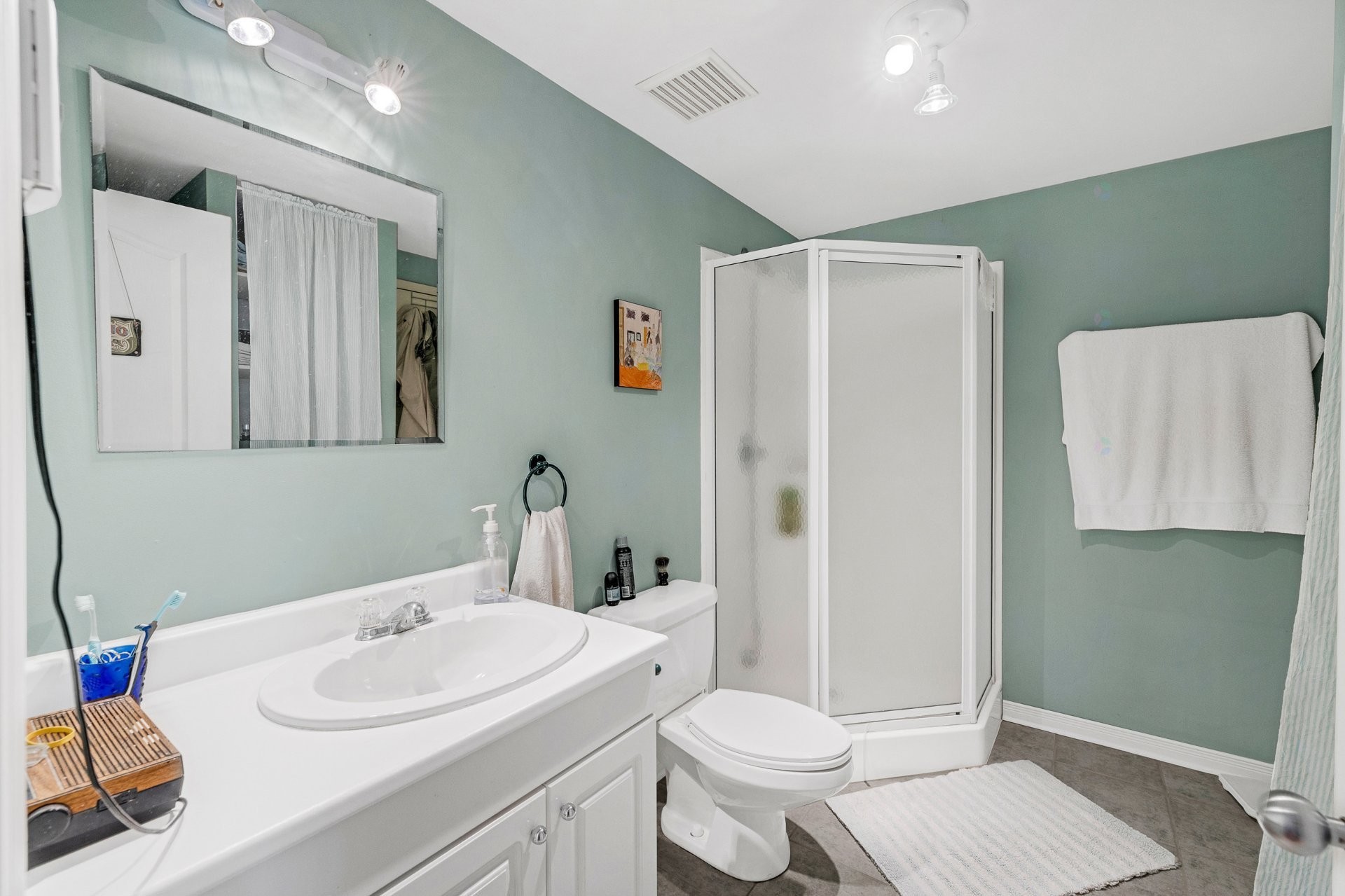 









2071

 - 2075


Boul. St-Laurent

,
Montréal (Ville-Marie),




QC
H2X2T3

