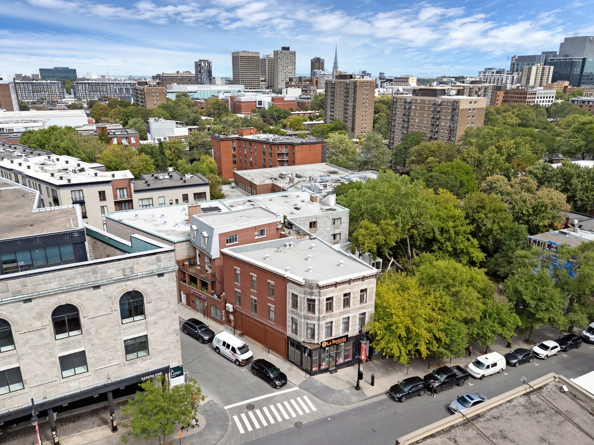 









2071

 - 2075


Boul. St-Laurent

,
Montréal (Ville-Marie),




QC
H2X2T3

