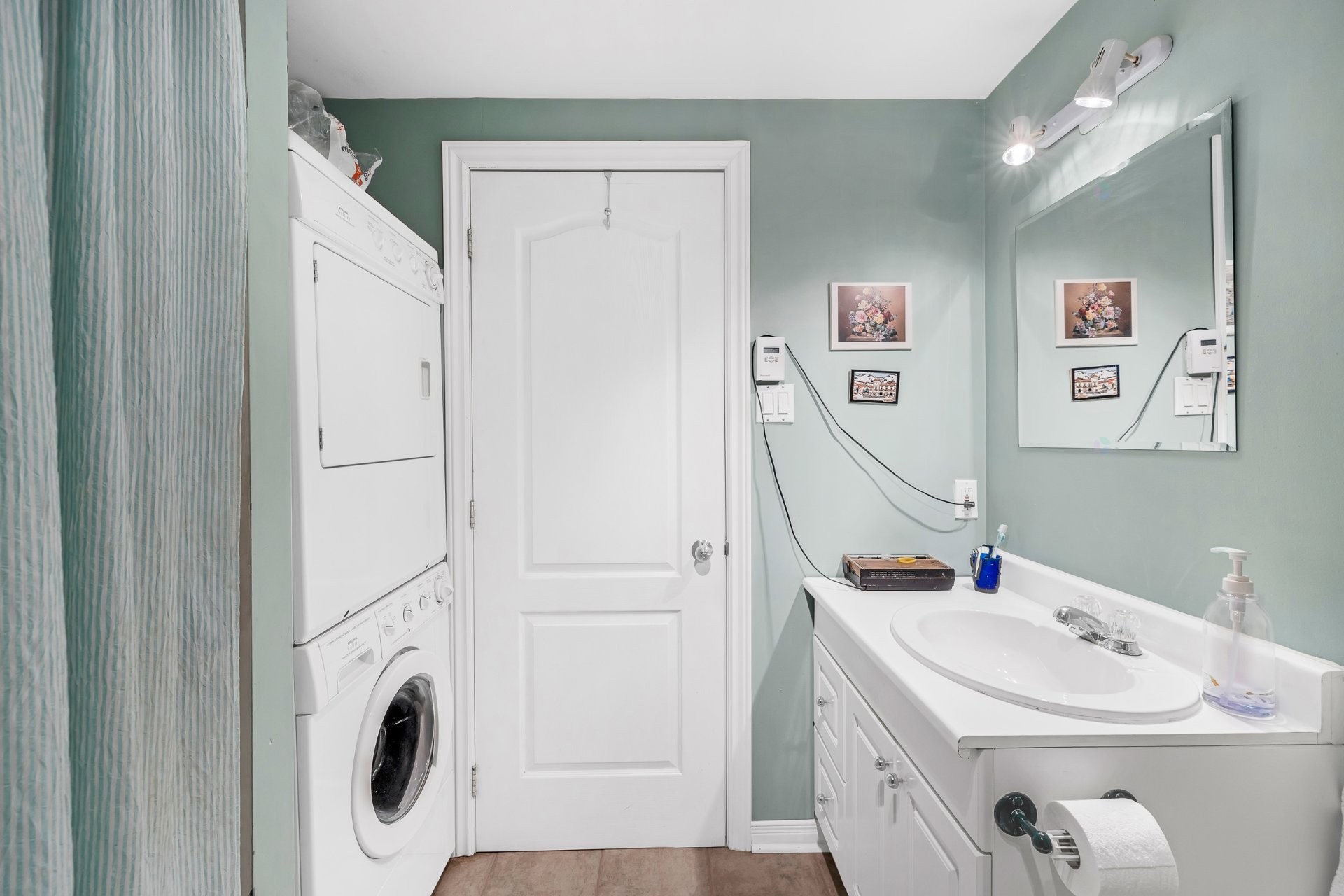 









2071

 - 2075


Boul. St-Laurent

,
Montréal (Ville-Marie),




QC
H2X2T3

