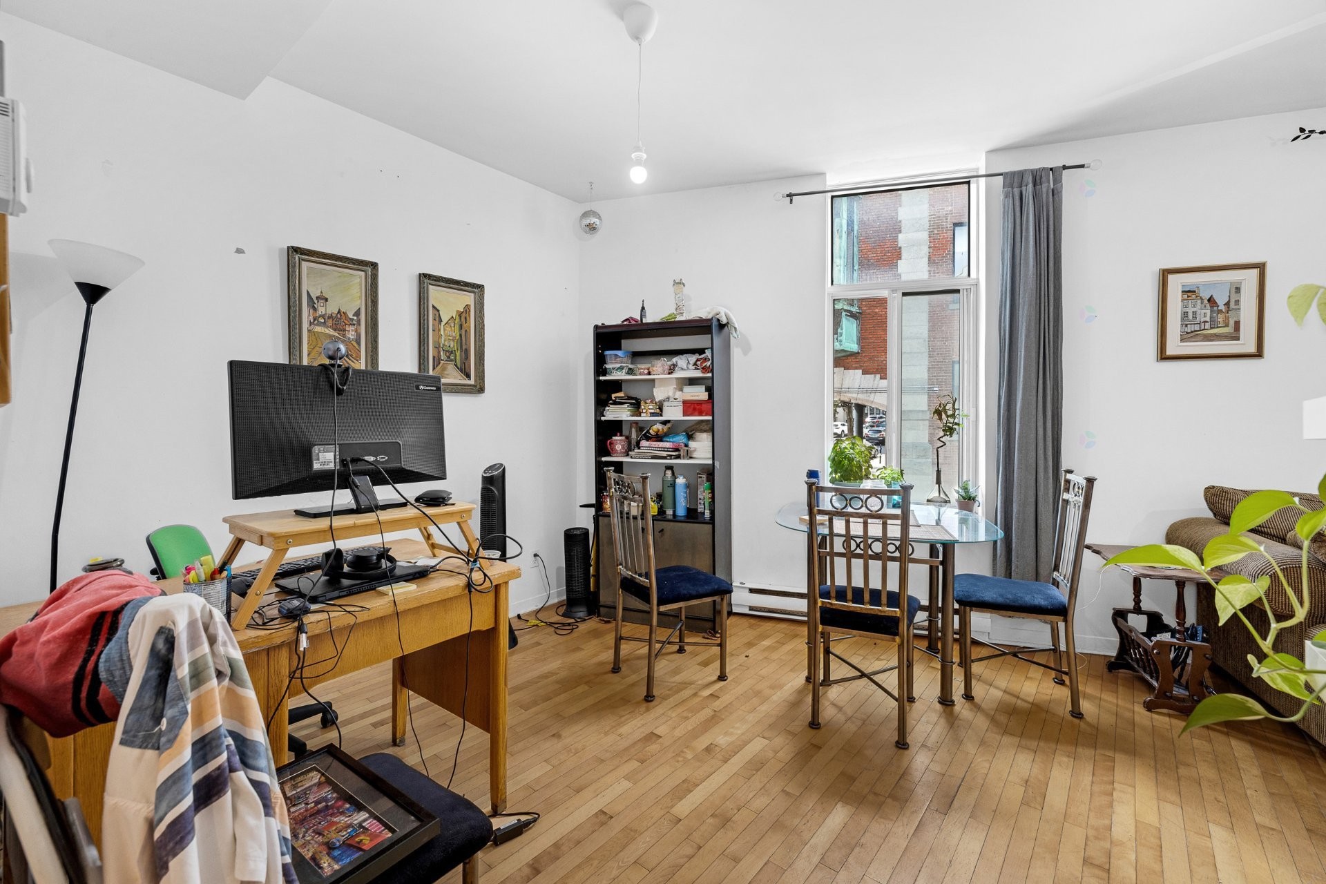 









2071

 - 2075


Boul. St-Laurent

,
Montréal (Ville-Marie),




QC
H2X2T3

