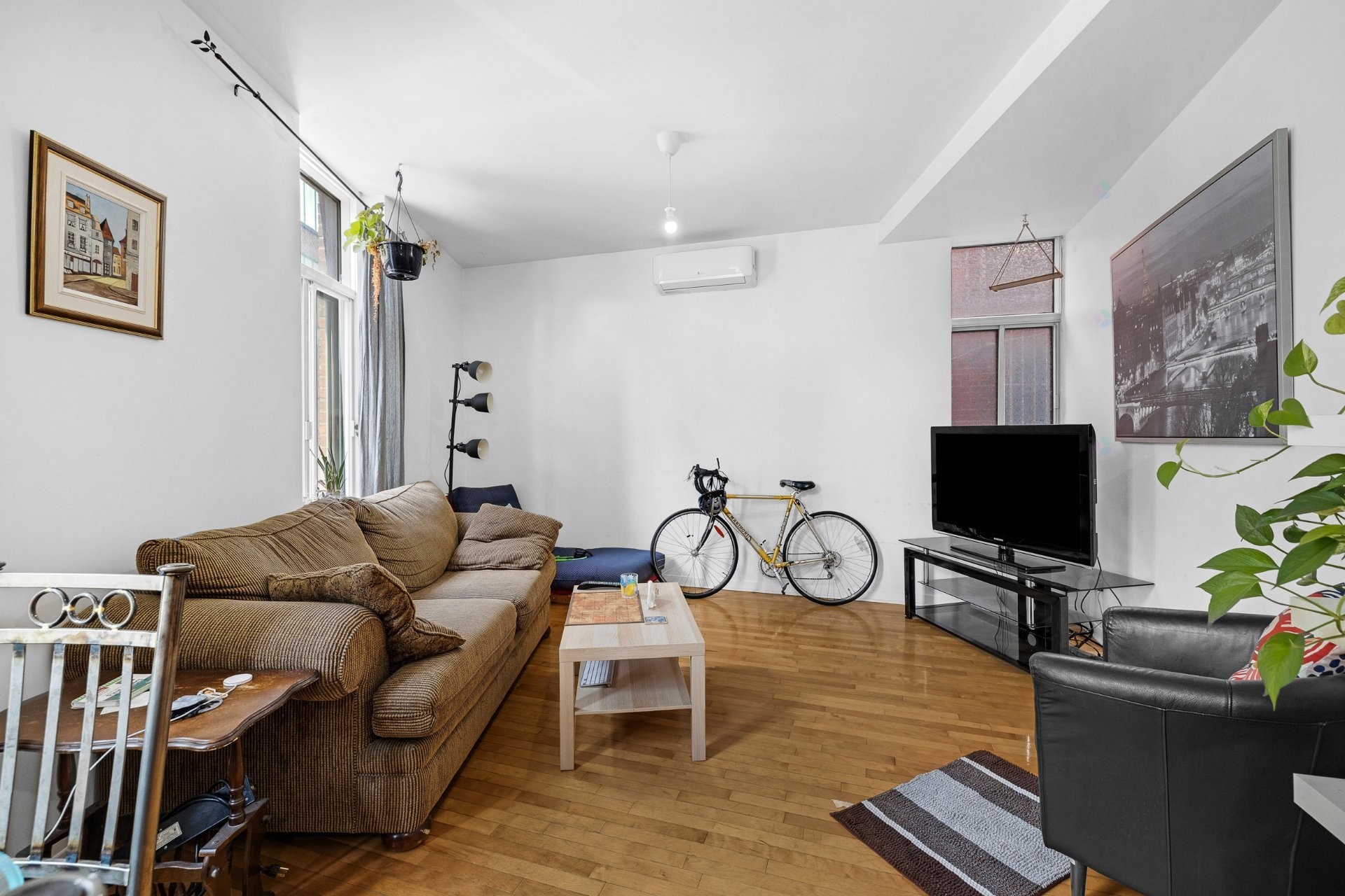 









2071

 - 2075


Boul. St-Laurent

,
Montréal (Ville-Marie),




QC
H2X2T3

