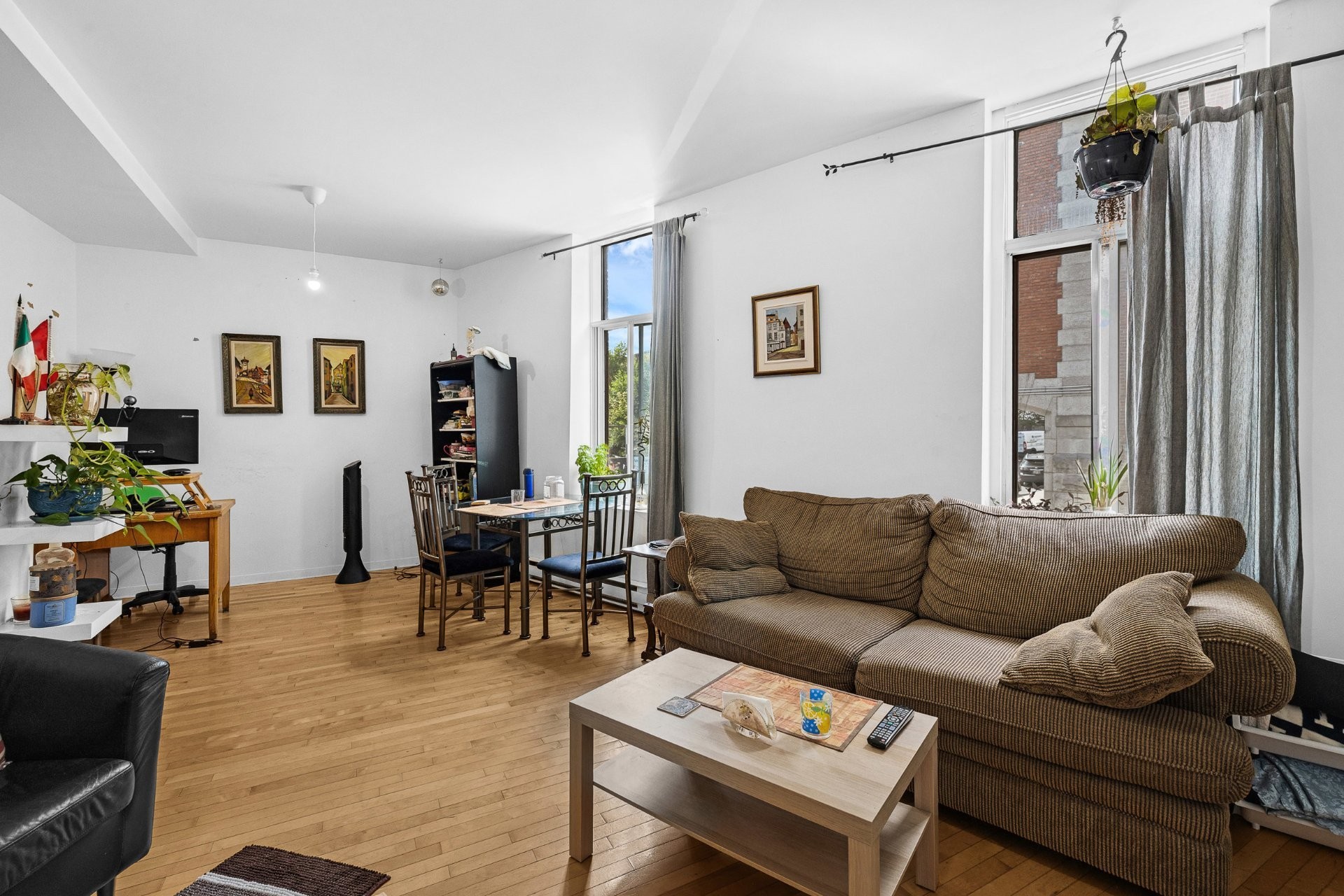 









2071

 - 2075


Boul. St-Laurent

,
Montréal (Ville-Marie),




QC
H2X2T3

