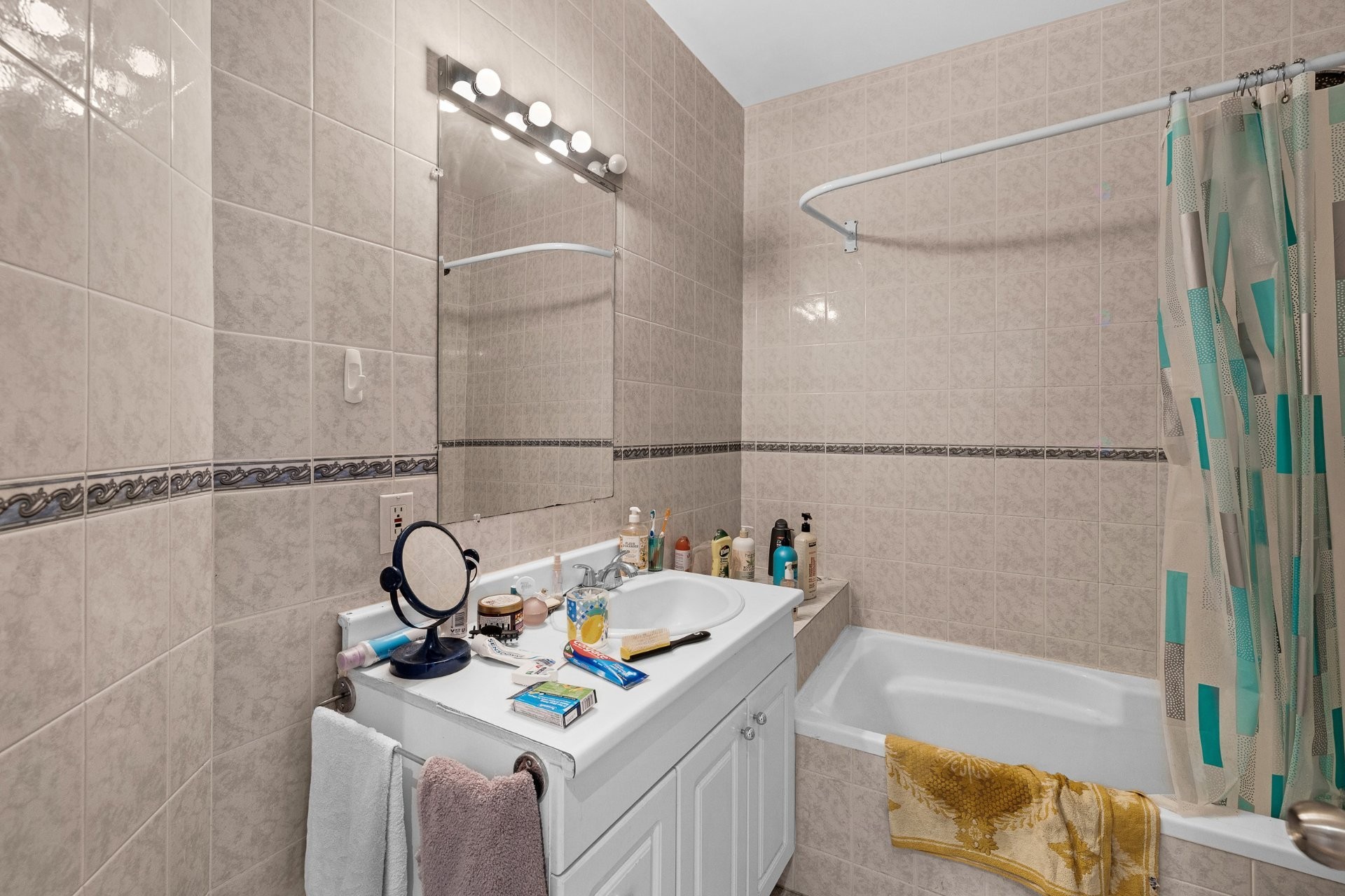 









2071

 - 2075


Boul. St-Laurent

,
Montréal (Ville-Marie),




QC
H2X2T3

