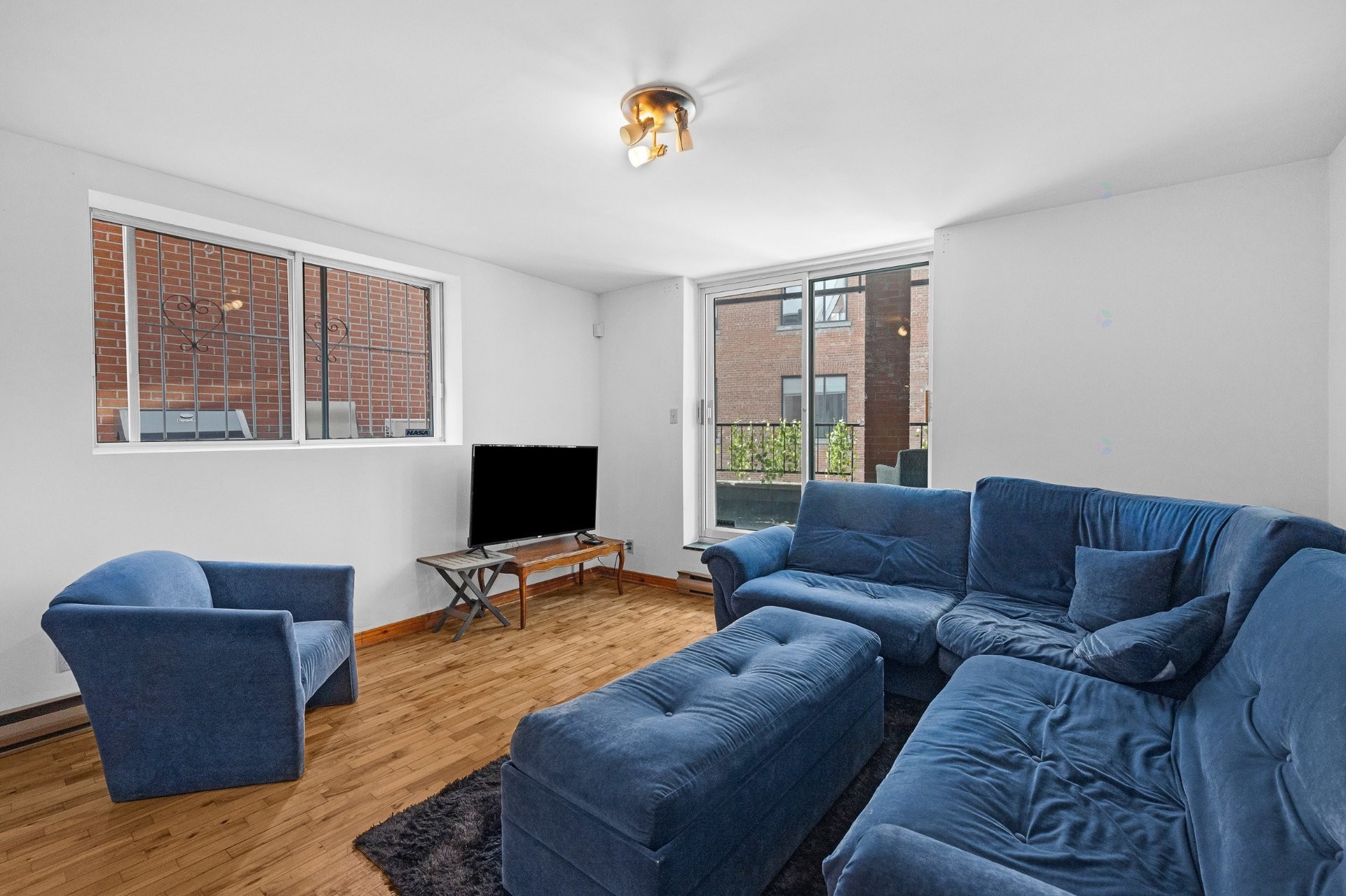 









2071

 - 2075


Boul. St-Laurent

,
Montréal (Ville-Marie),




QC
H2X2T3

