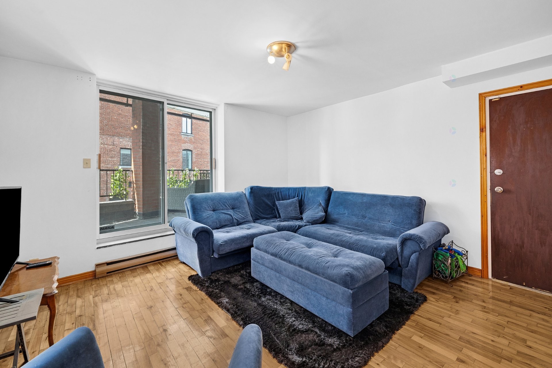 









2071

 - 2075


Boul. St-Laurent

,
Montréal (Ville-Marie),




QC
H2X2T3

