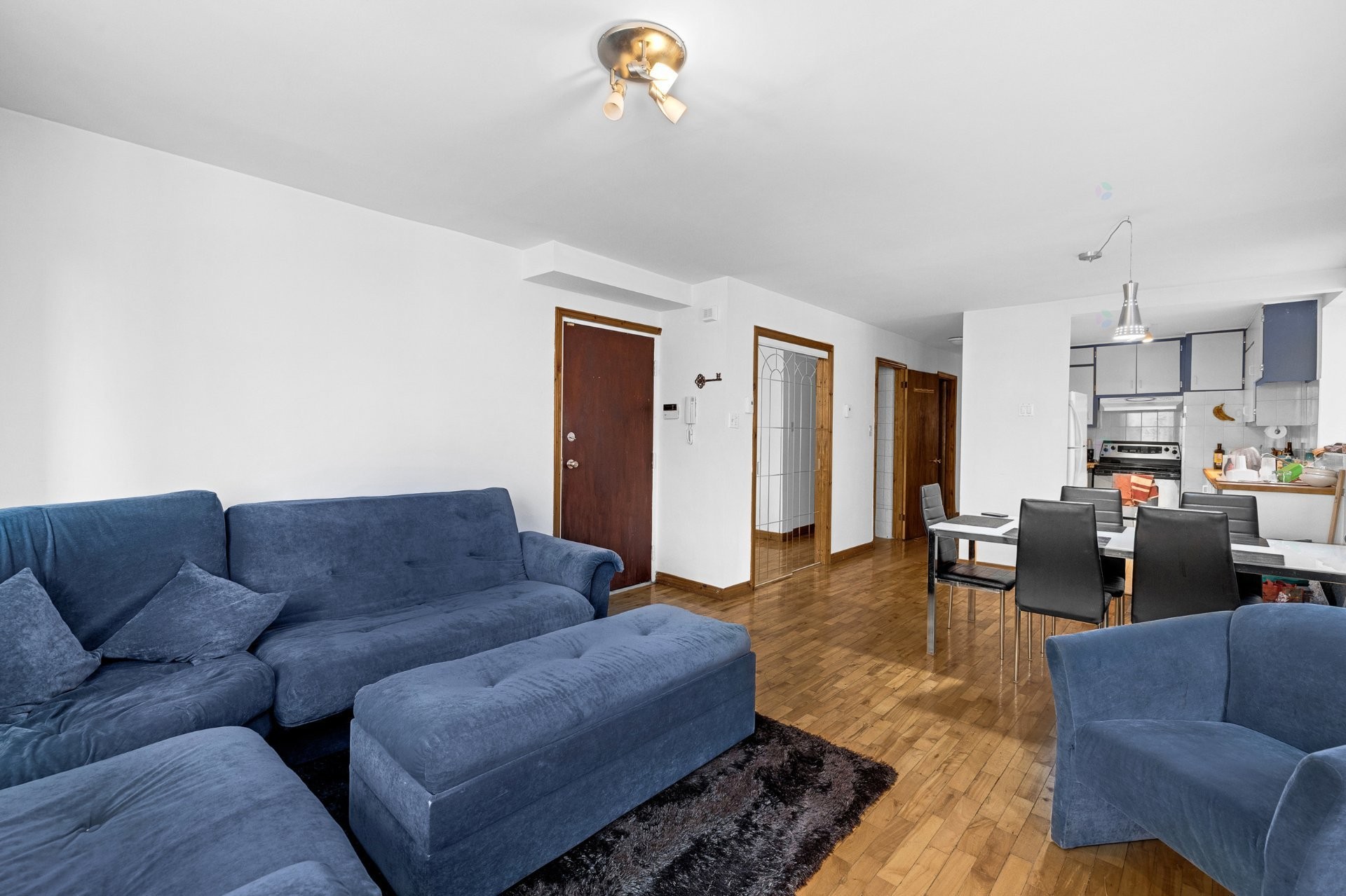 









2071

 - 2075


Boul. St-Laurent

,
Montréal (Ville-Marie),




QC
H2X2T3

