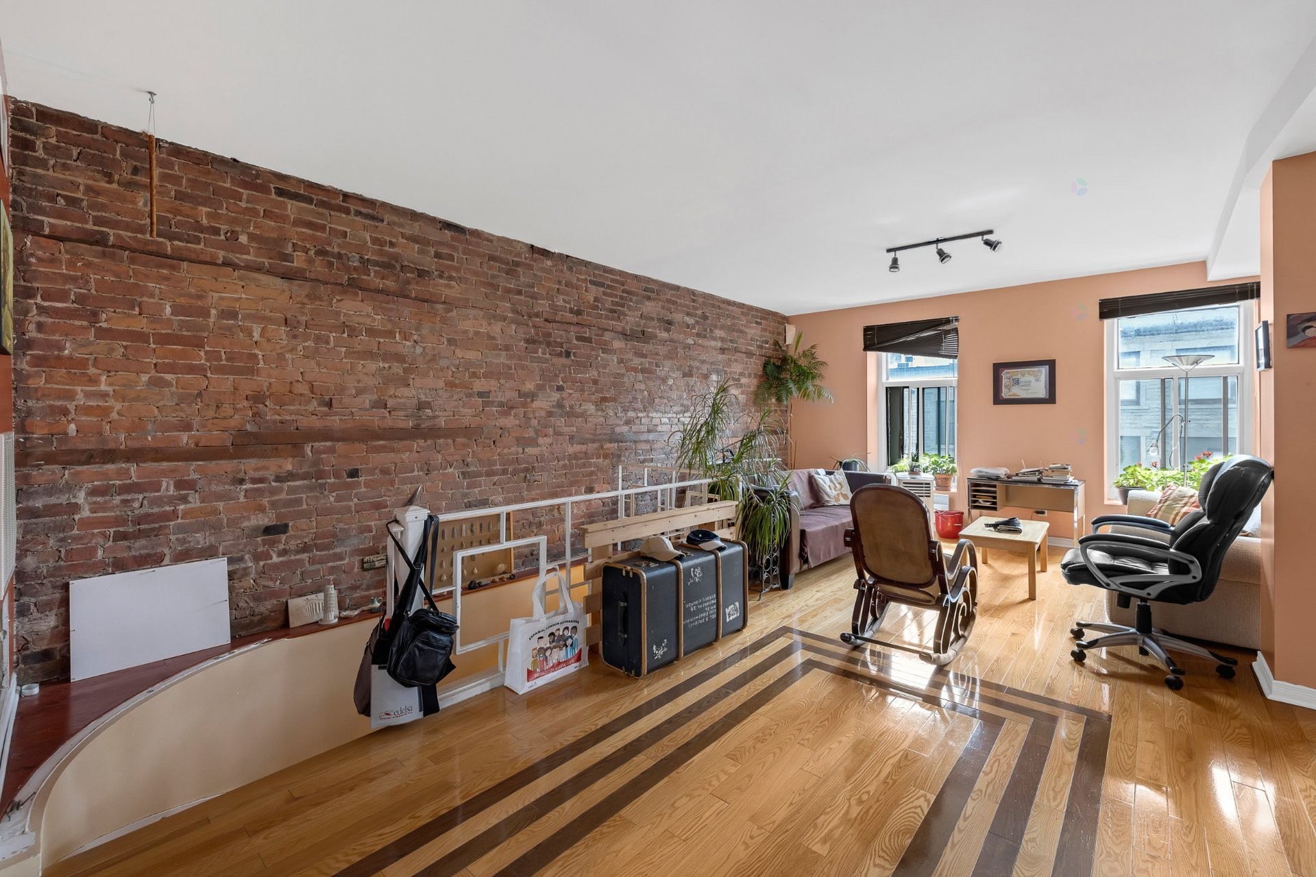 









2071

 - 2075


Boul. St-Laurent

,
Montréal (Ville-Marie),




QC
H2X2T3

