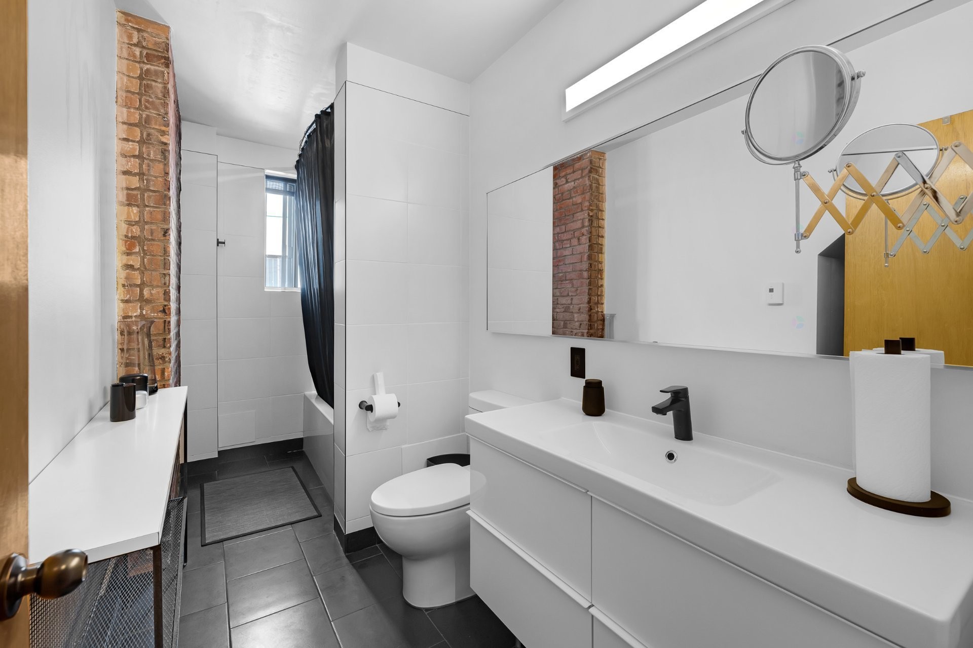 









2071

 - 2075


Boul. St-Laurent

,
Montréal (Ville-Marie),




QC
H2X2T3

