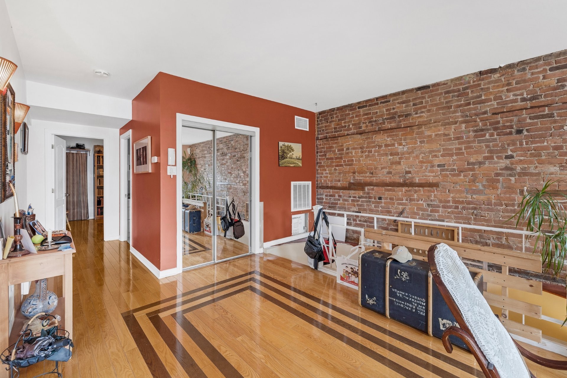 









2071

 - 2075


Boul. St-Laurent

,
Montréal (Ville-Marie),




QC
H2X2T3

