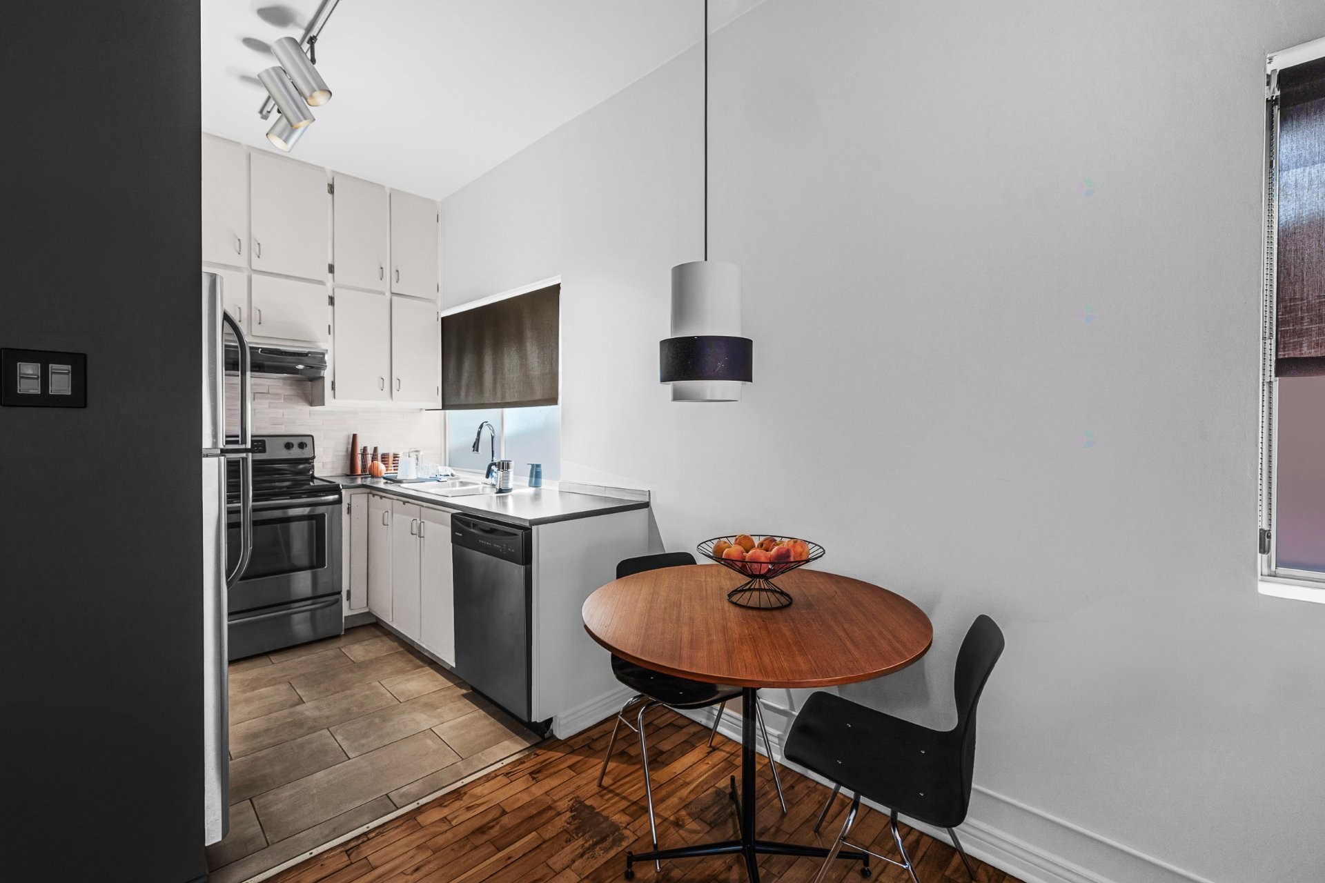 









2071

 - 2075


Boul. St-Laurent

,
Montréal (Ville-Marie),




QC
H2X2T3

