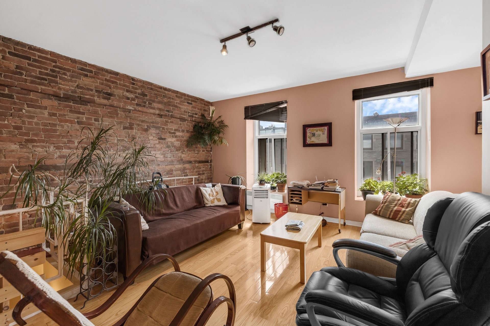 









2071

 - 2075


Boul. St-Laurent

,
Montréal (Ville-Marie),




QC
H2X2T3

