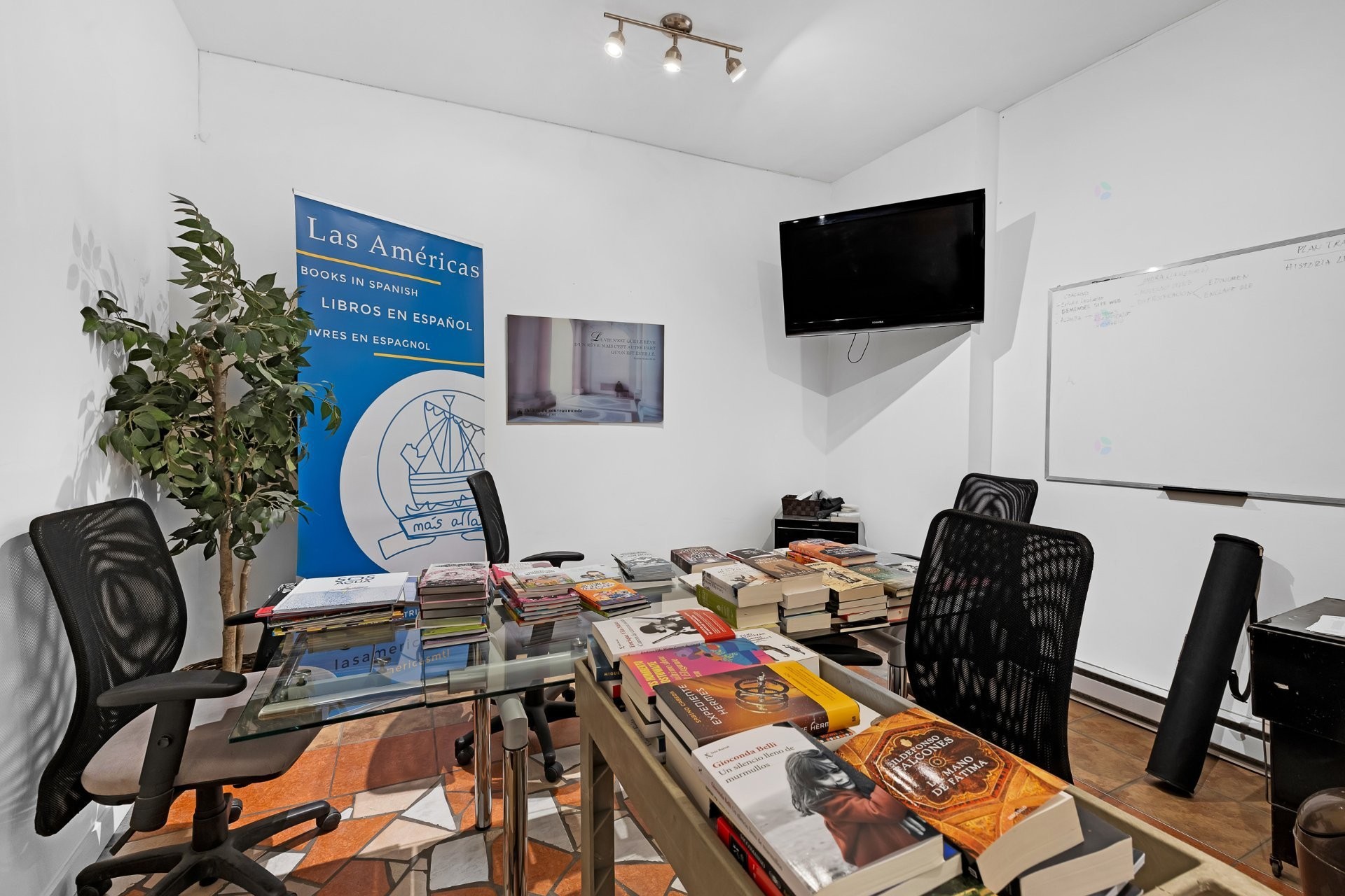 









2071

 - 2075


Boul. St-Laurent

,
Montréal (Ville-Marie),




QC
H2X2T3

