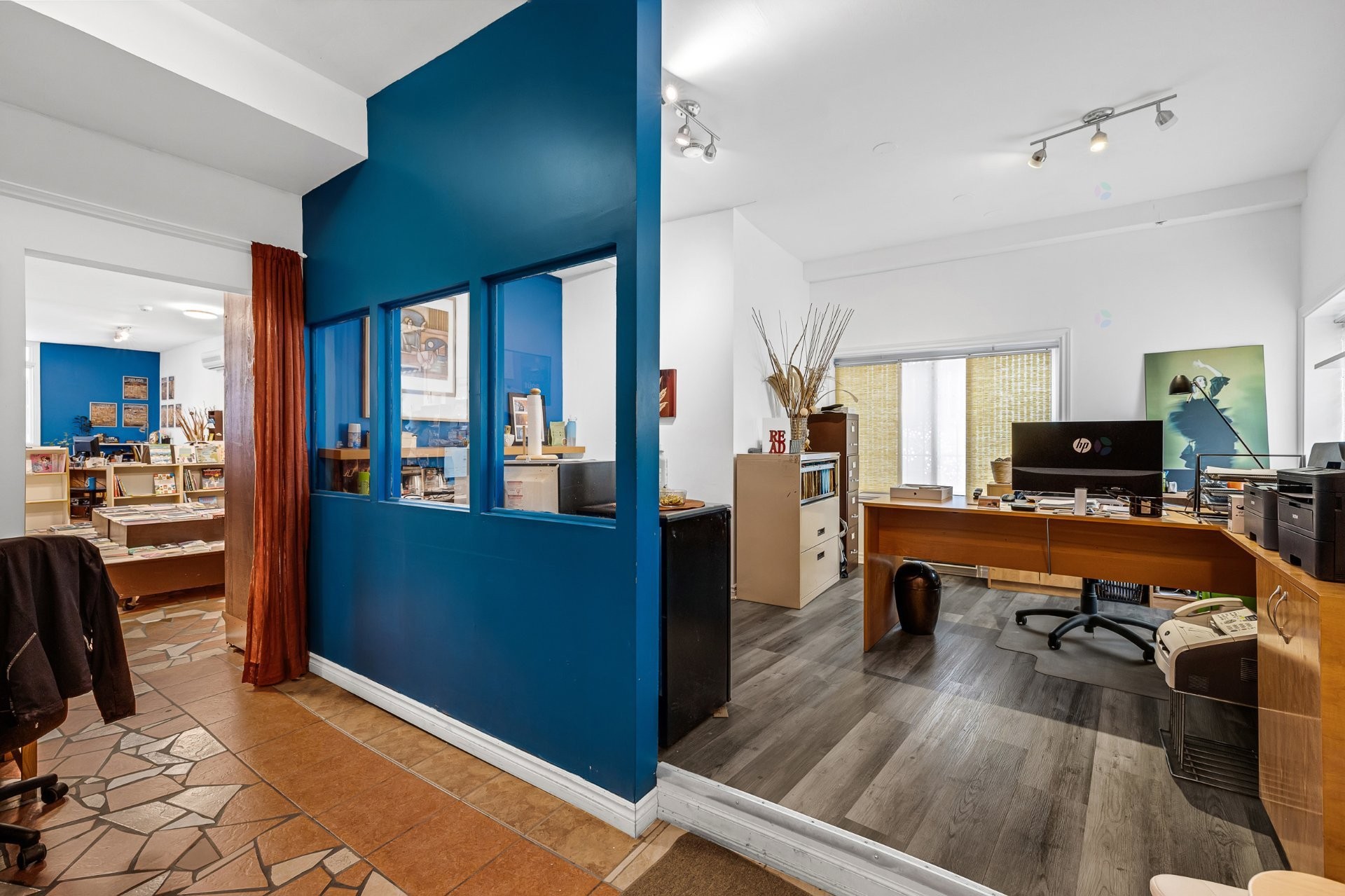 









2071

 - 2075


Boul. St-Laurent

,
Montréal (Ville-Marie),




QC
H2X2T3

