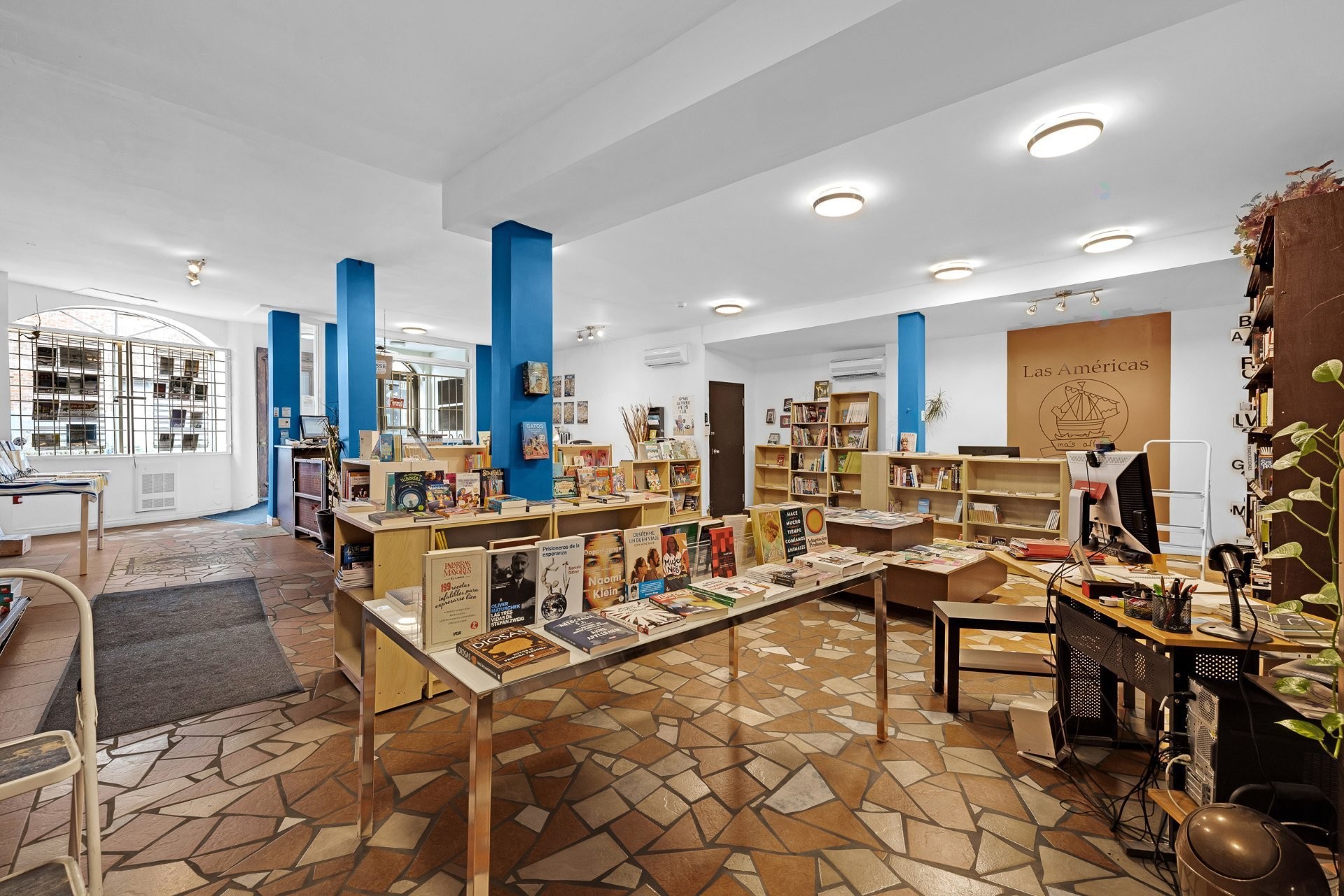 









2071

 - 2075


Boul. St-Laurent

,
Montréal (Ville-Marie),




QC
H2X2T3

