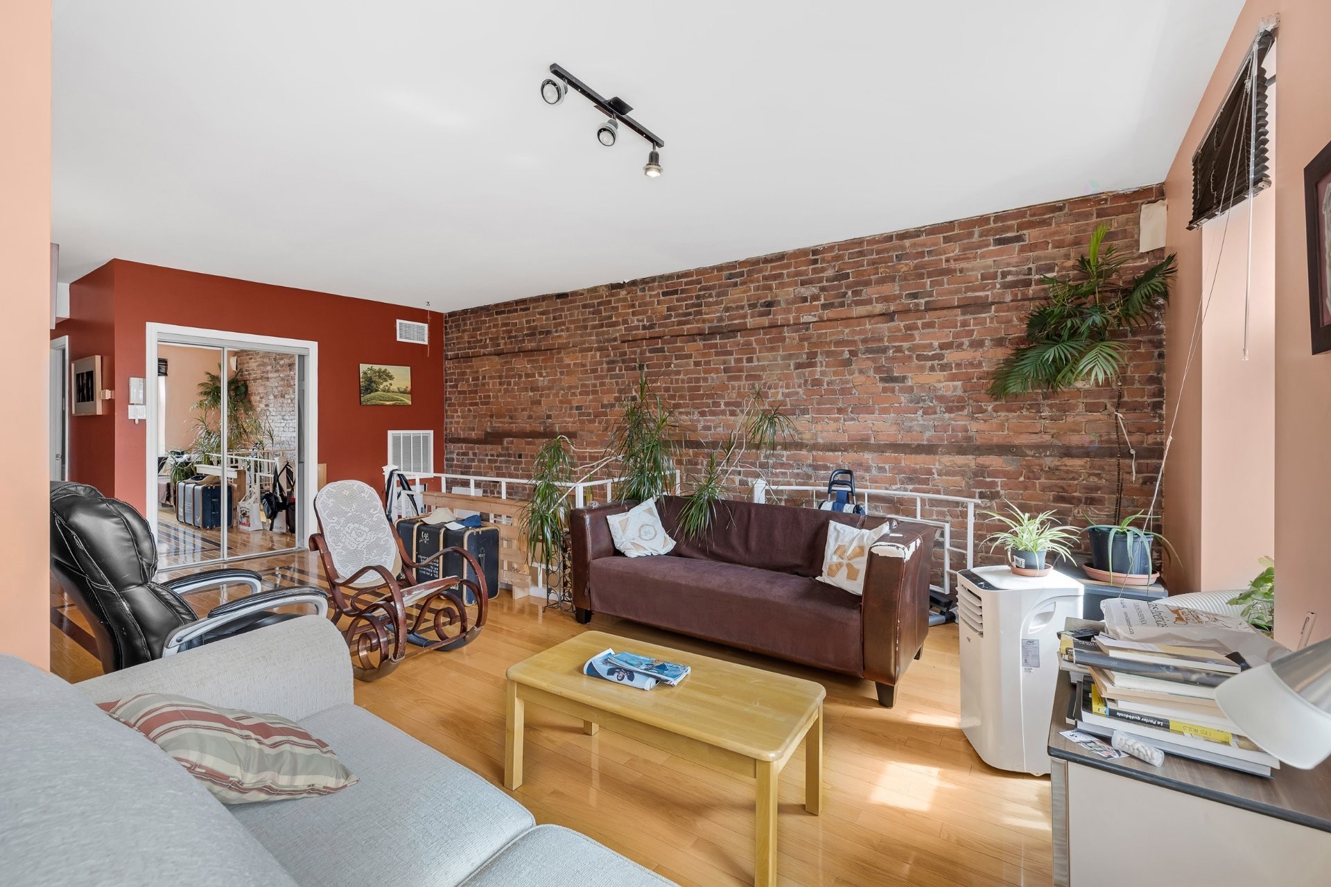 









2071

 - 2075


Boul. St-Laurent

,
Montréal (Ville-Marie),




QC
H2X2T3

