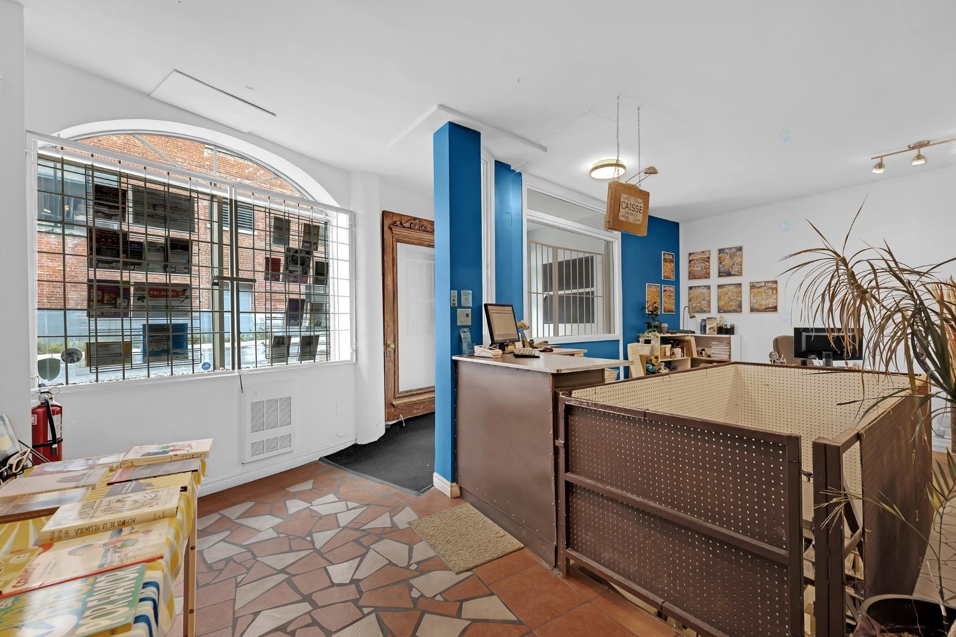 









2071

 - 2075


Boul. St-Laurent

,
Montréal (Ville-Marie),




QC
H2X2T3

