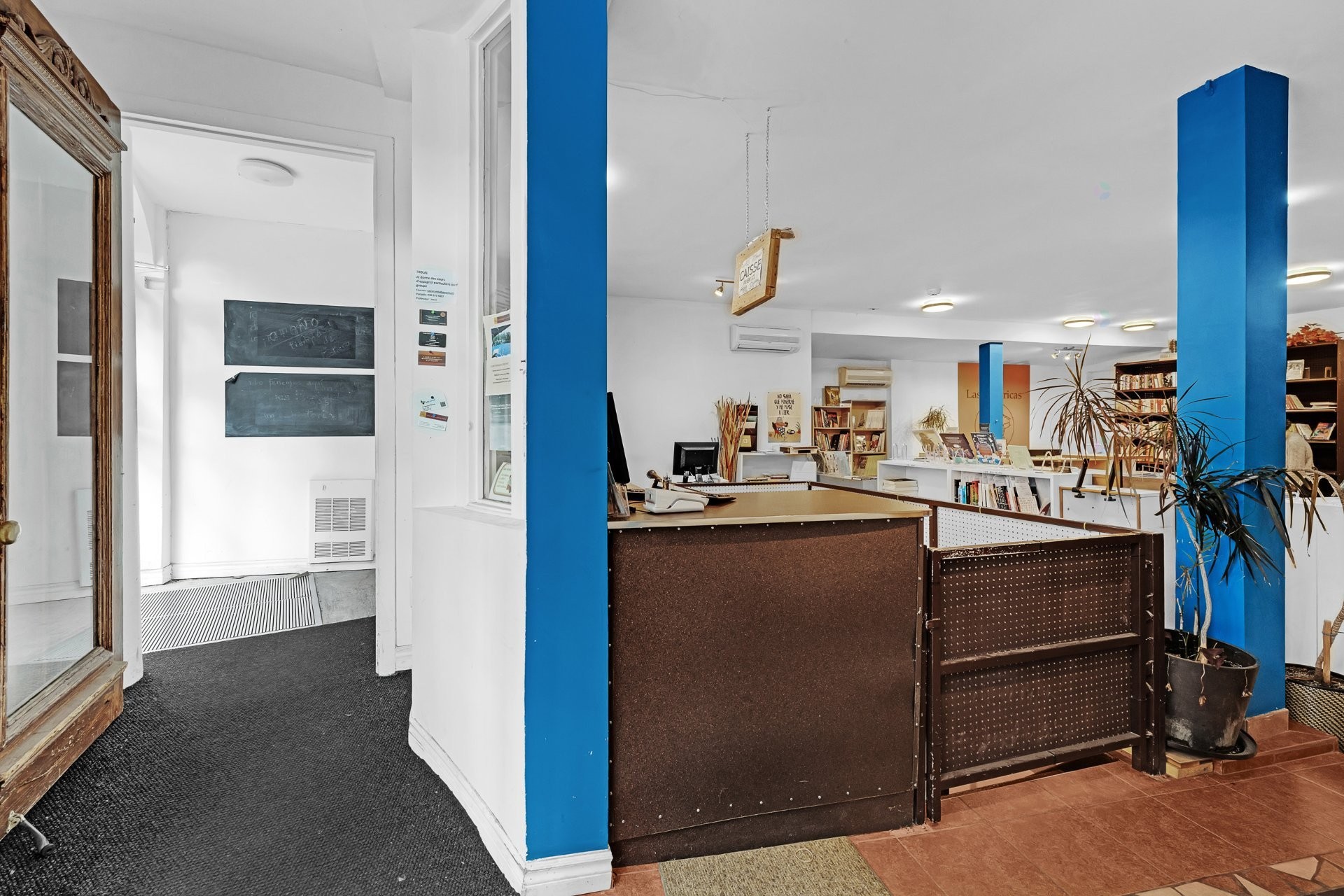 









2071

 - 2075


Boul. St-Laurent

,
Montréal (Ville-Marie),




QC
H2X2T3

