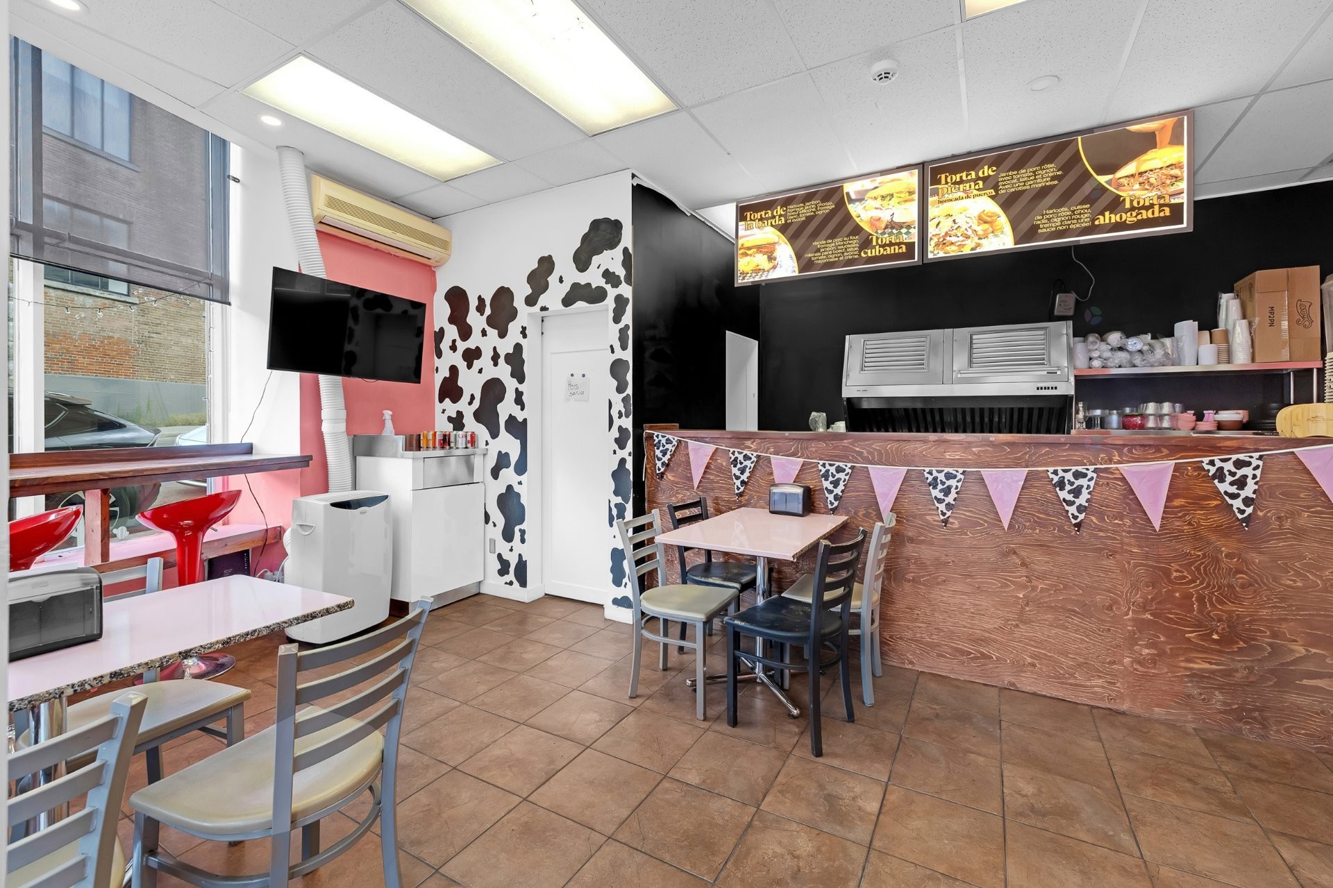 









2071

 - 2075


Boul. St-Laurent

,
Montréal (Ville-Marie),




QC
H2X2T3

