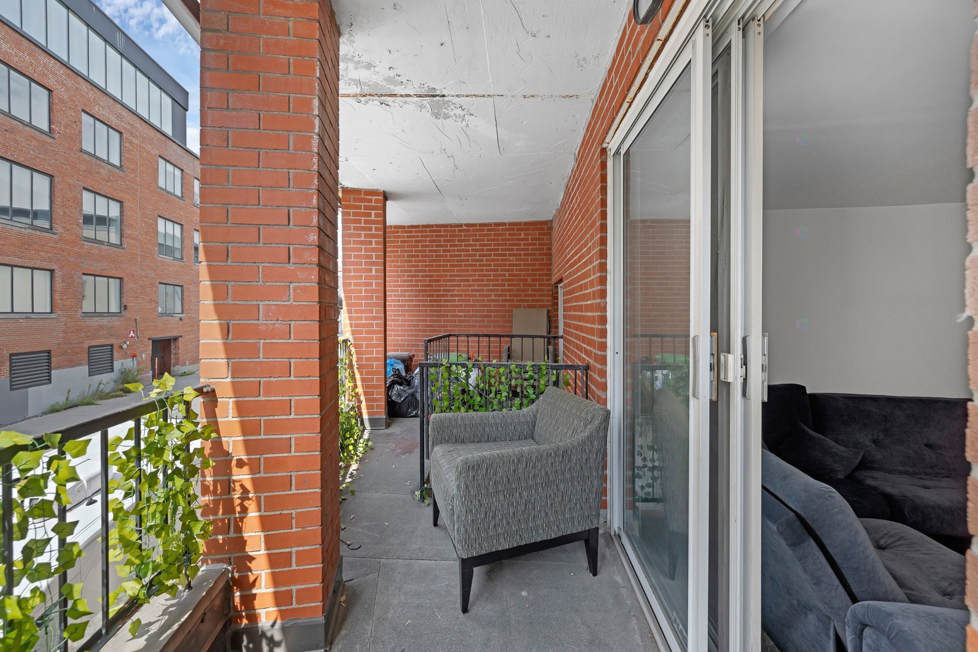 









2071

 - 2075


Boul. St-Laurent

,
Montréal (Ville-Marie),




QC
H2X2T3

