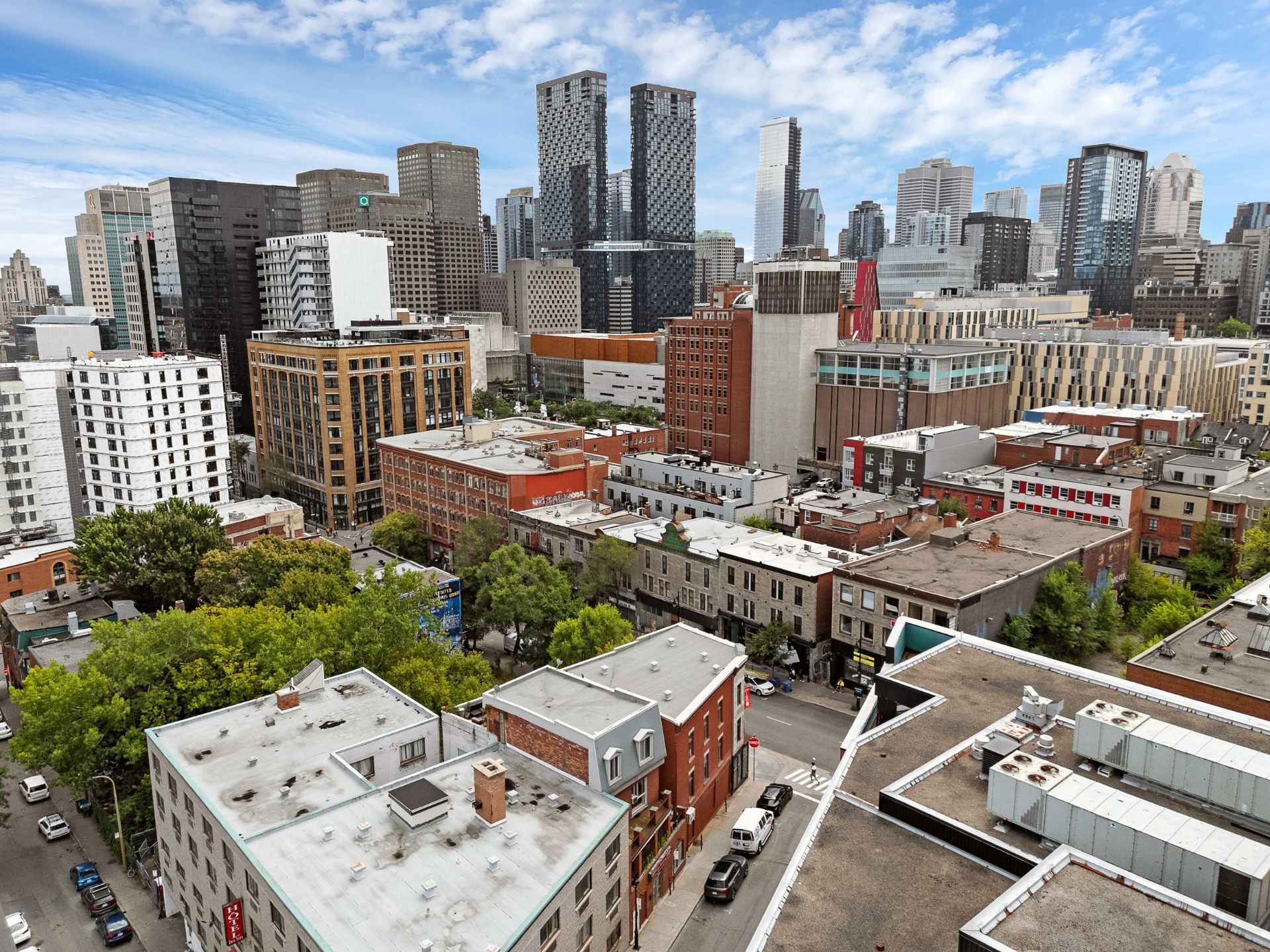 









2071

 - 2075


Boul. St-Laurent

,
Montréal (Ville-Marie),




QC
H2X2T3

