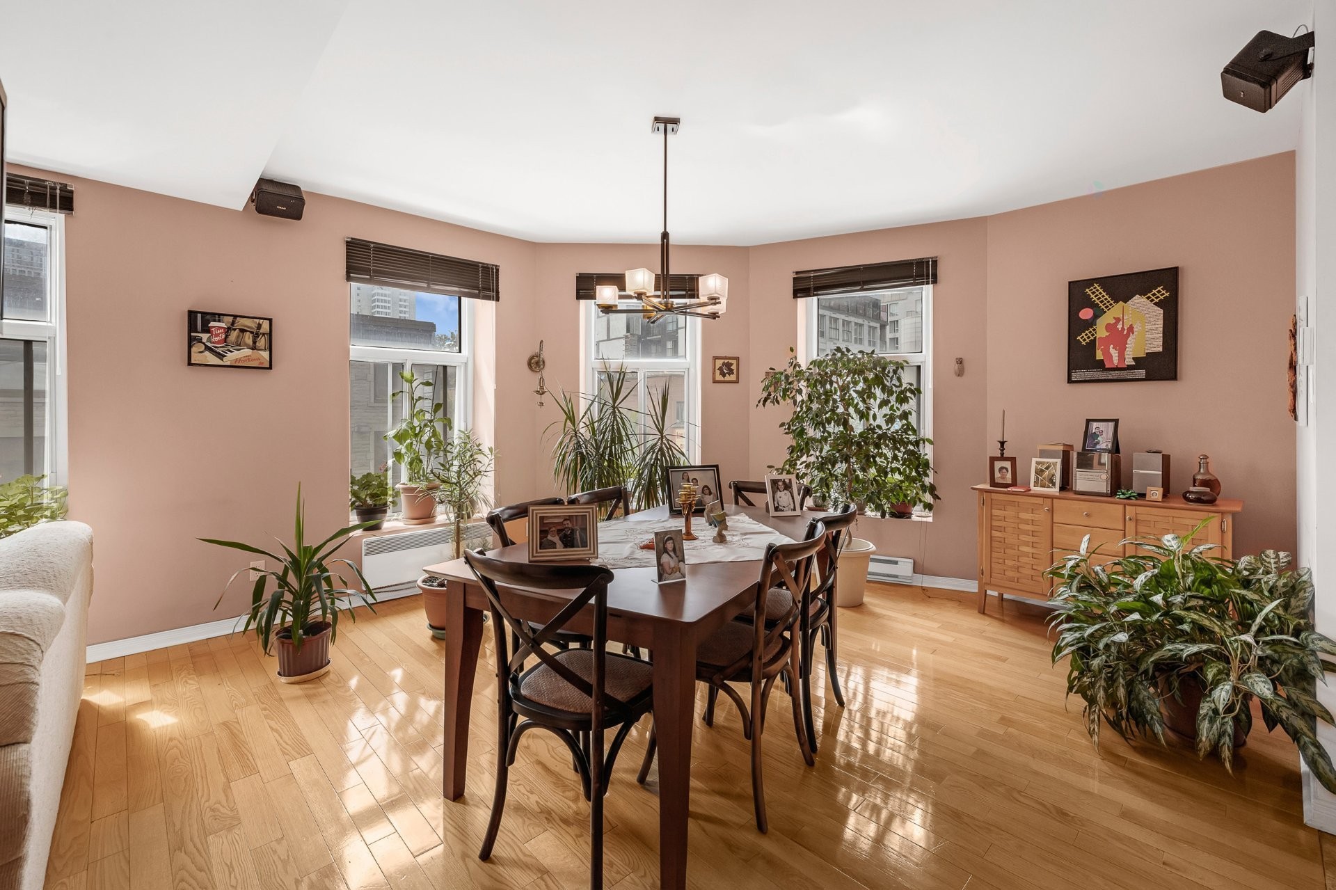 









2071

 - 2075


Boul. St-Laurent

,
Montréal (Ville-Marie),




QC
H2X2T3

