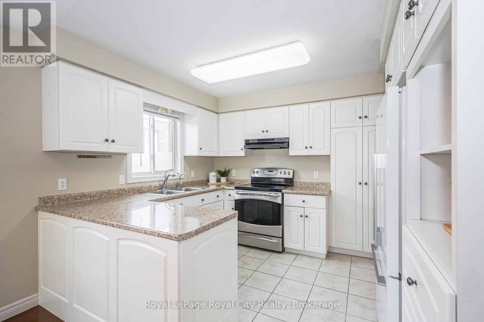 












24 BEECHLAWN BOULEVARD

,
Guelph (Village By The Arboretum),




Ontario
N1G4X7

