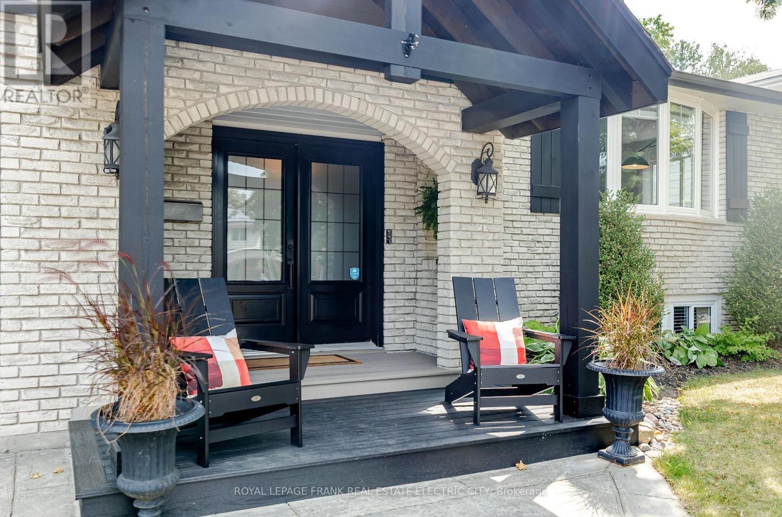 












1255 BRIDLE DRIVE

,
Peterborough (Monaghan Ward 2),




Ontario
K9J7J7

