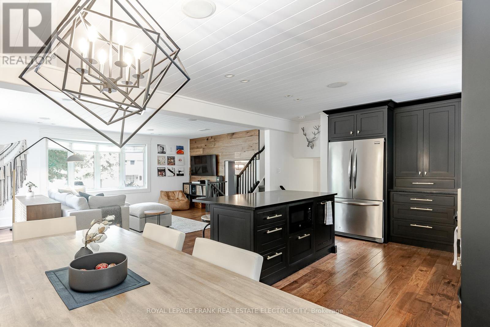 












1255 BRIDLE DRIVE

,
Peterborough (Monaghan Ward 2),




Ontario
K9J7J7

