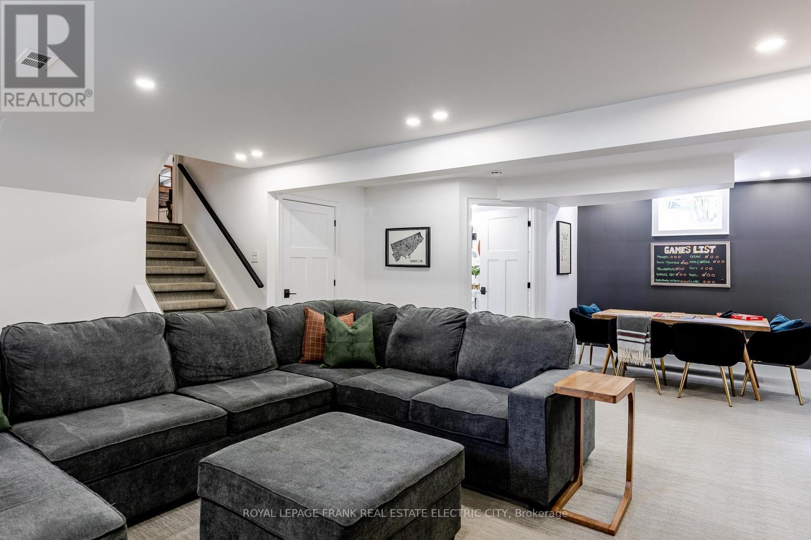 












1255 BRIDLE DRIVE

,
Peterborough (Monaghan Ward 2),




Ontario
K9J7J7

