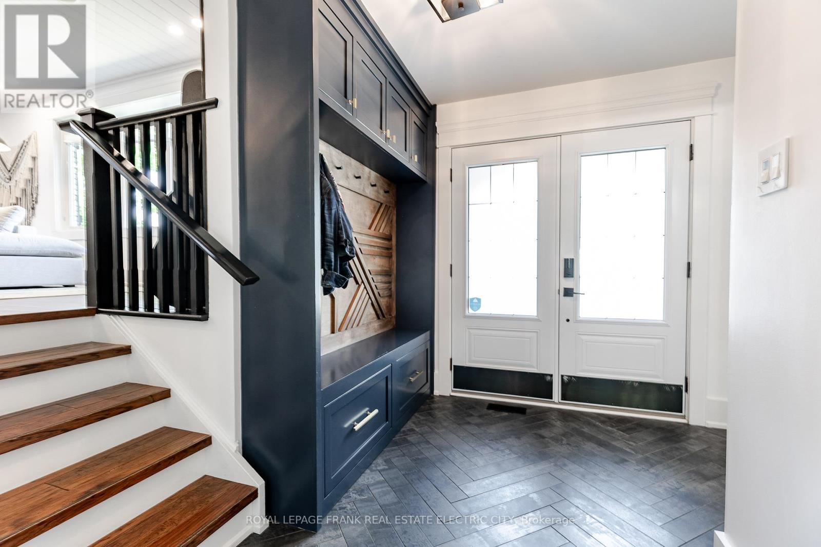 












1255 BRIDLE DRIVE

,
Peterborough (Monaghan Ward 2),




Ontario
K9J7J7

