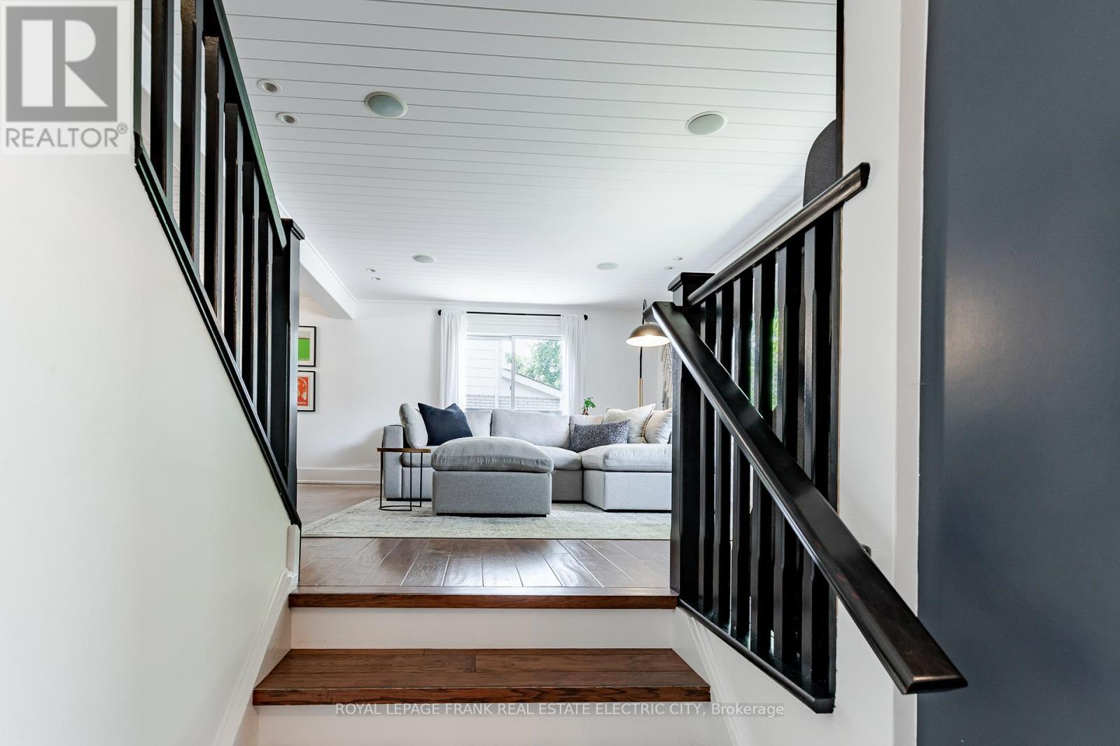 












1255 BRIDLE DRIVE

,
Peterborough (Monaghan Ward 2),




Ontario
K9J7J7

