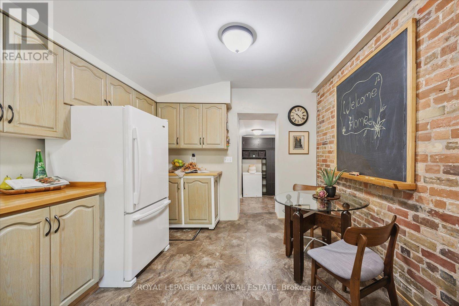 












29 RIDOUT STREET

,
Kawartha Lakes (Lindsay),




Ontario
K9V2B4

