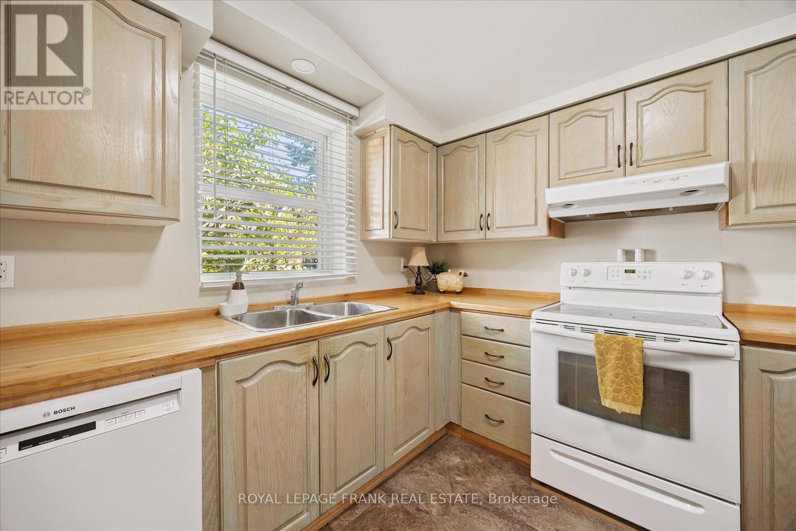 












29 RIDOUT STREET

,
Kawartha Lakes (Lindsay),




Ontario
K9V2B4

